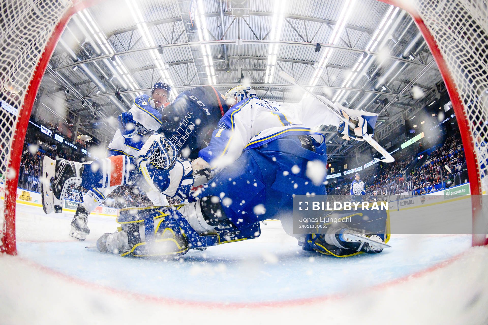 Växjös Marcus Sylvegård mellan Leksands Patrik