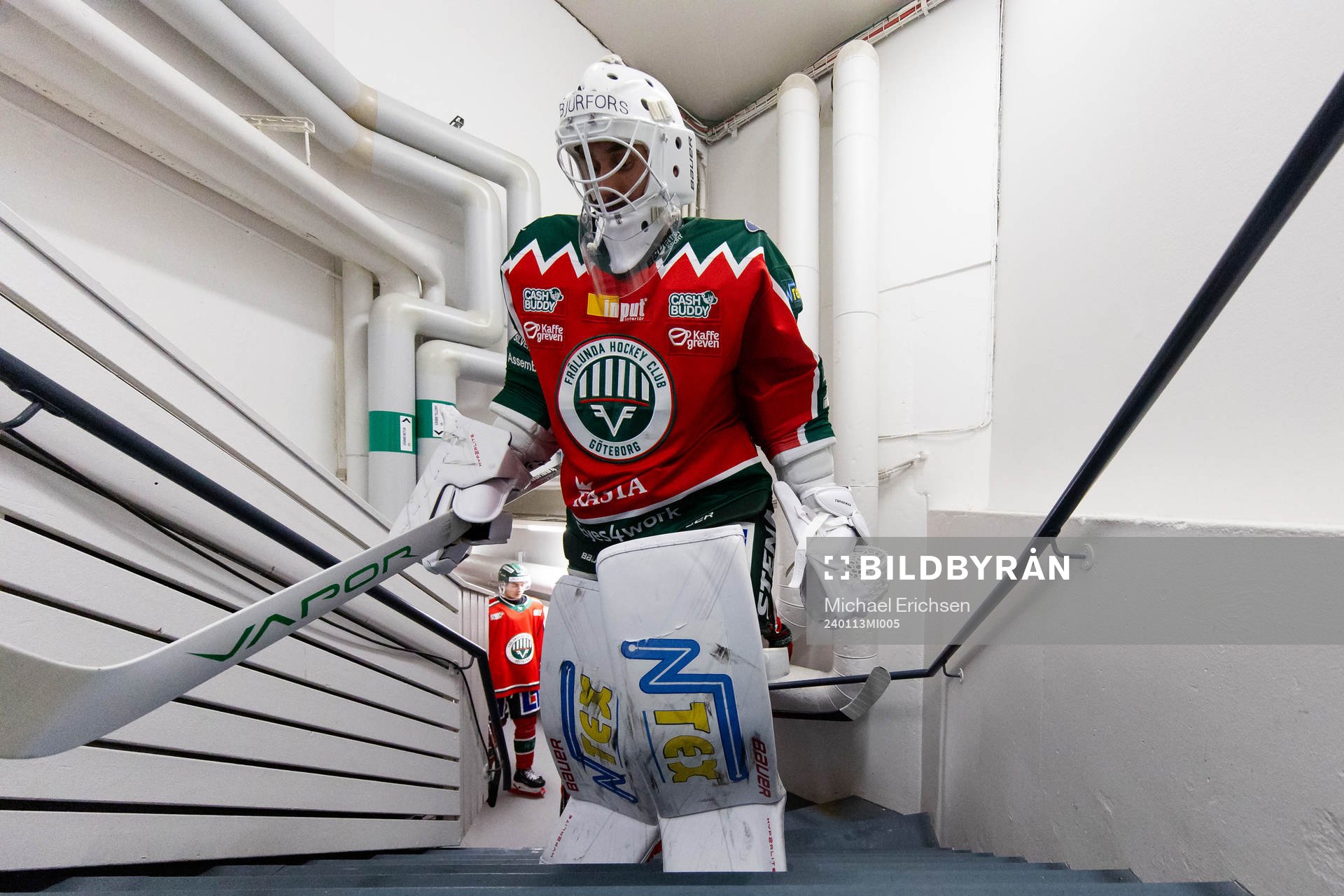 Frölundas målvakt Frans Tuohimaa  innan ishockeymatchen i