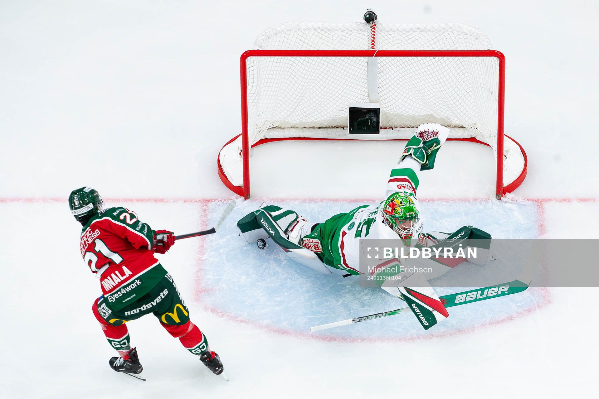 Rögles målvakt Christoffer Rifalk räddar ett friläge