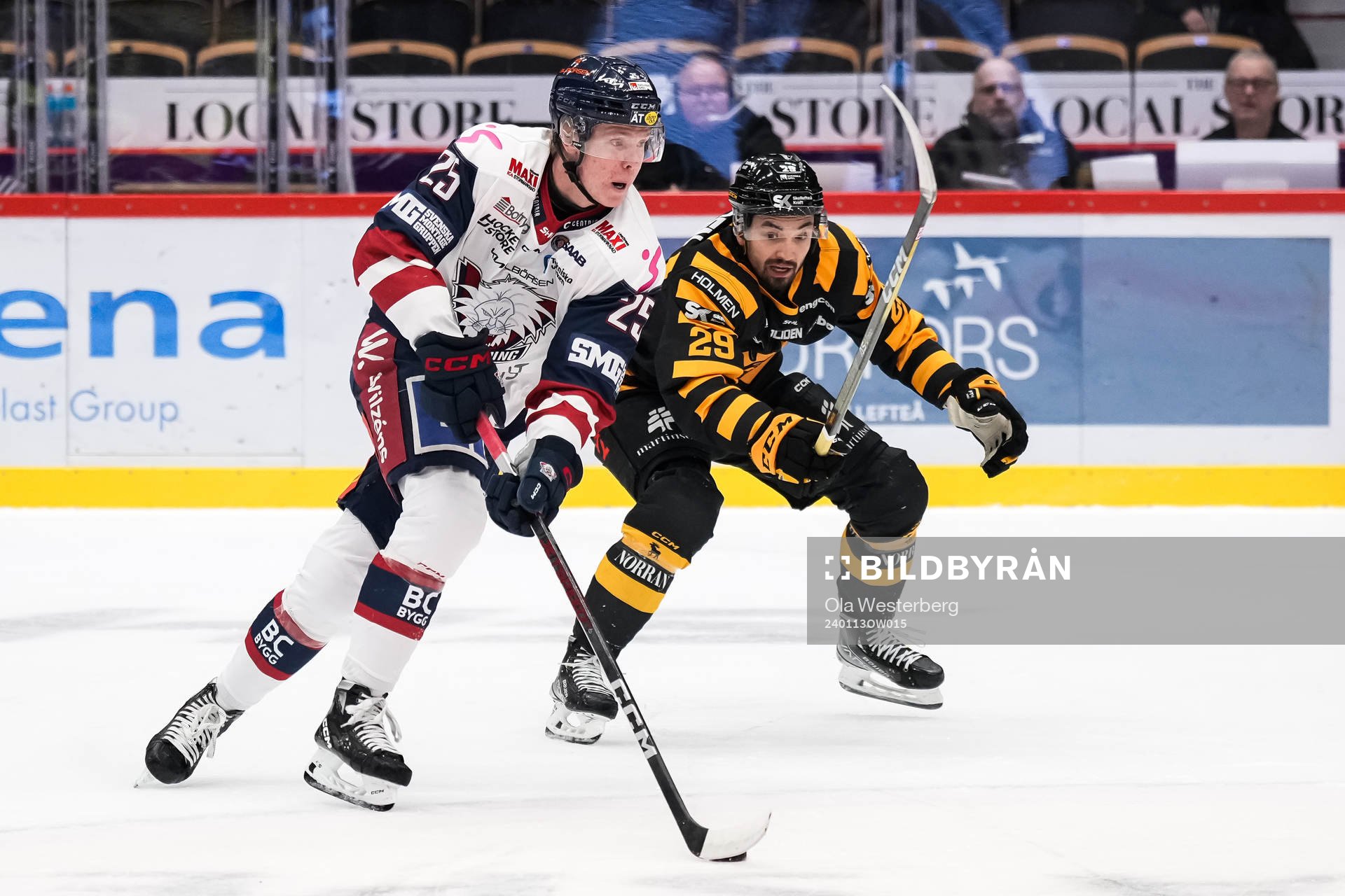 Linköpings Filip Bystedt och Skellefteås Dylan Sikura