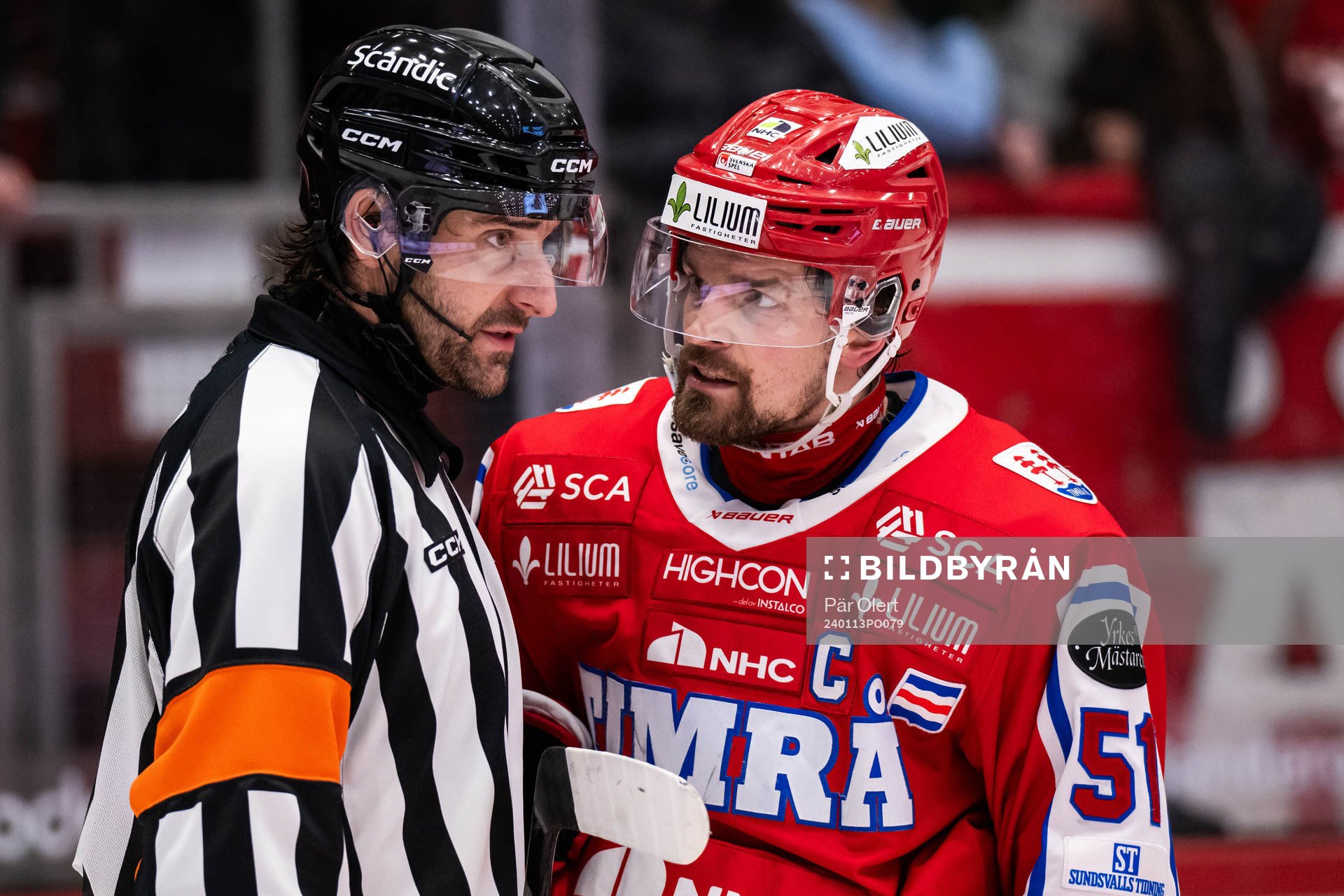 Timrås Anton Lander i samtal med domaren