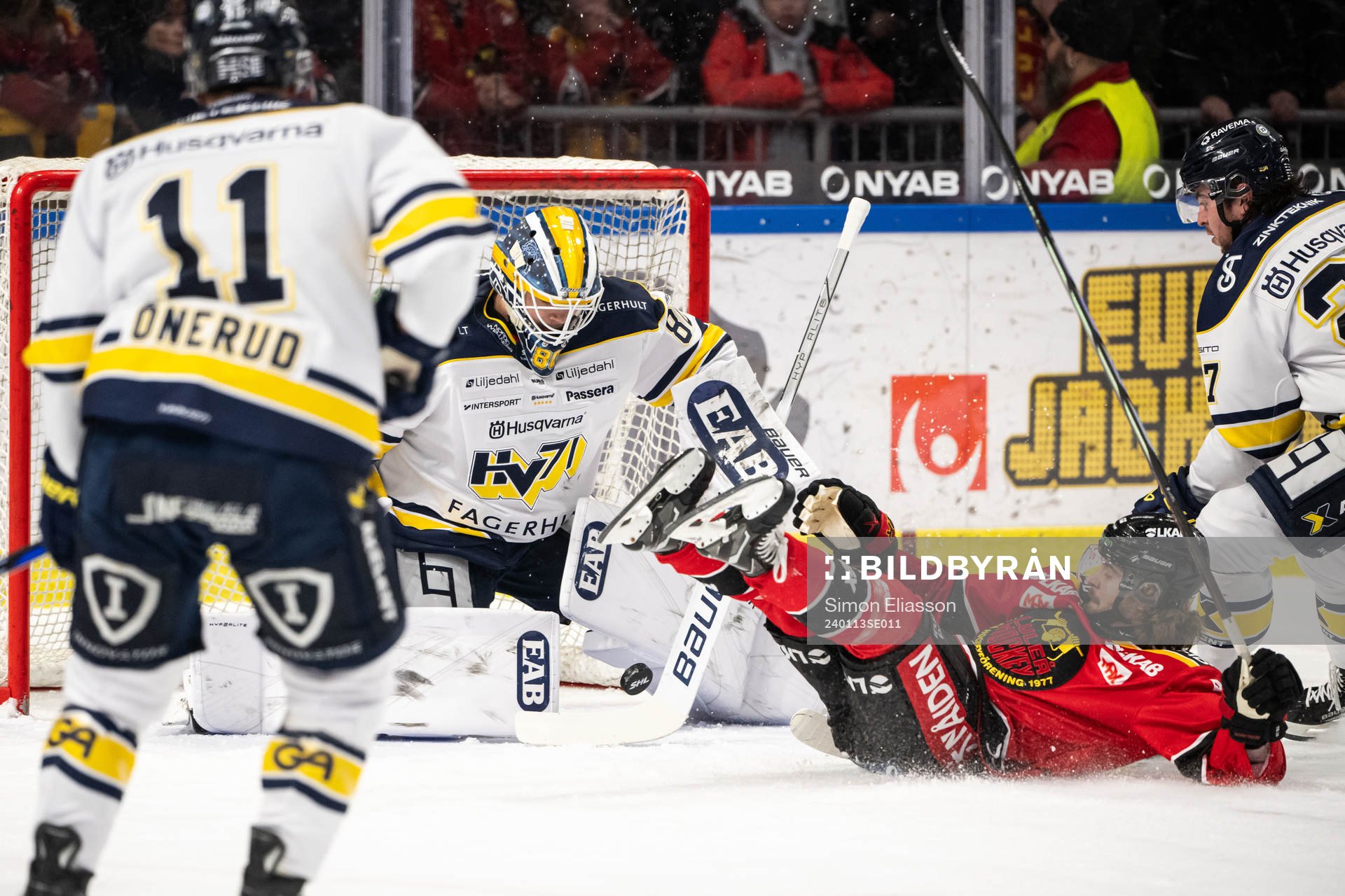 HV71s Frederik Dichow mot Luleås Juhani Tyrväinen och