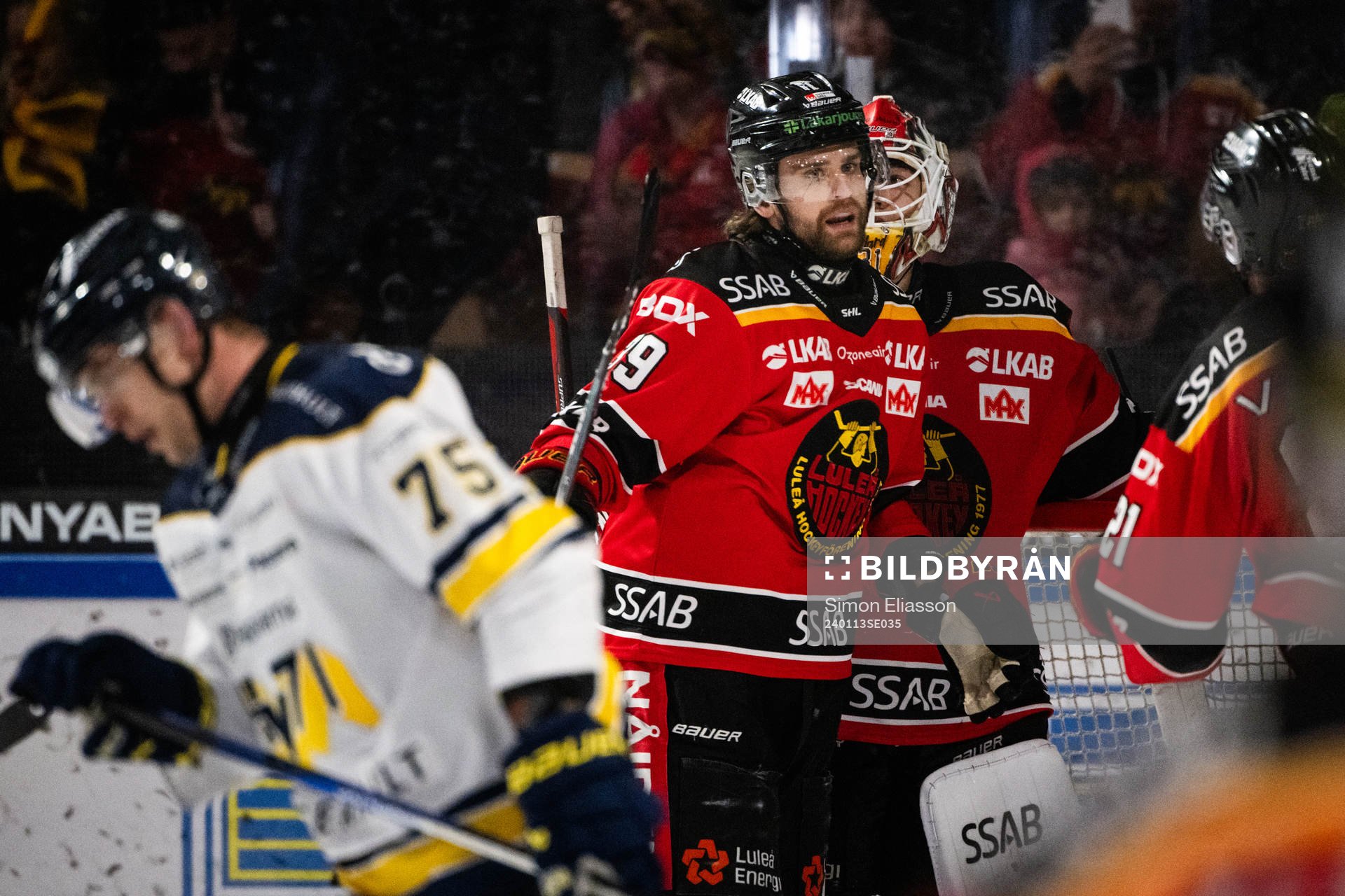 Luleås Pontus Själin jublar med målvakt Matteus Ward
