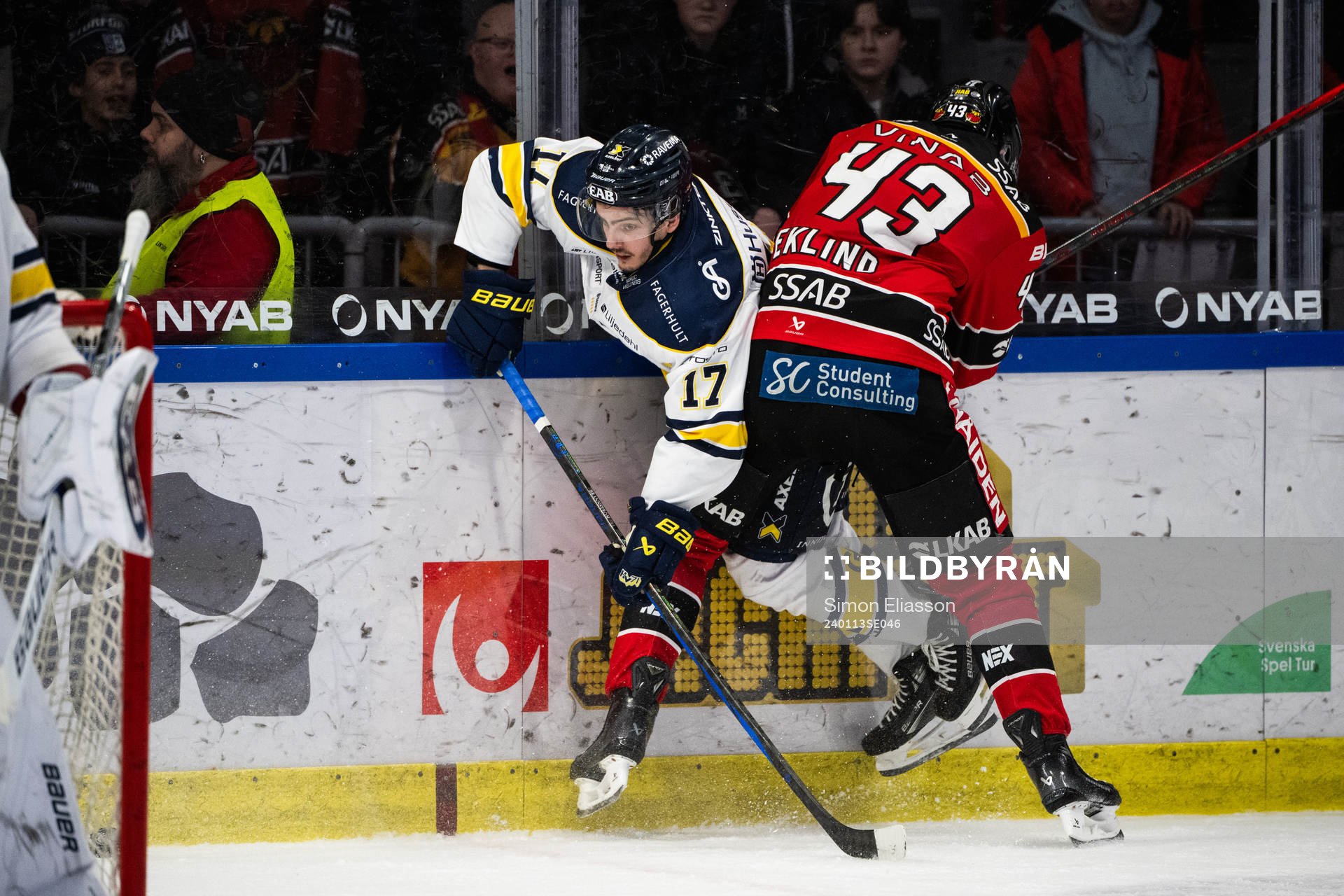 HV71s Isac Brännström och Luleås Oscar Eklind