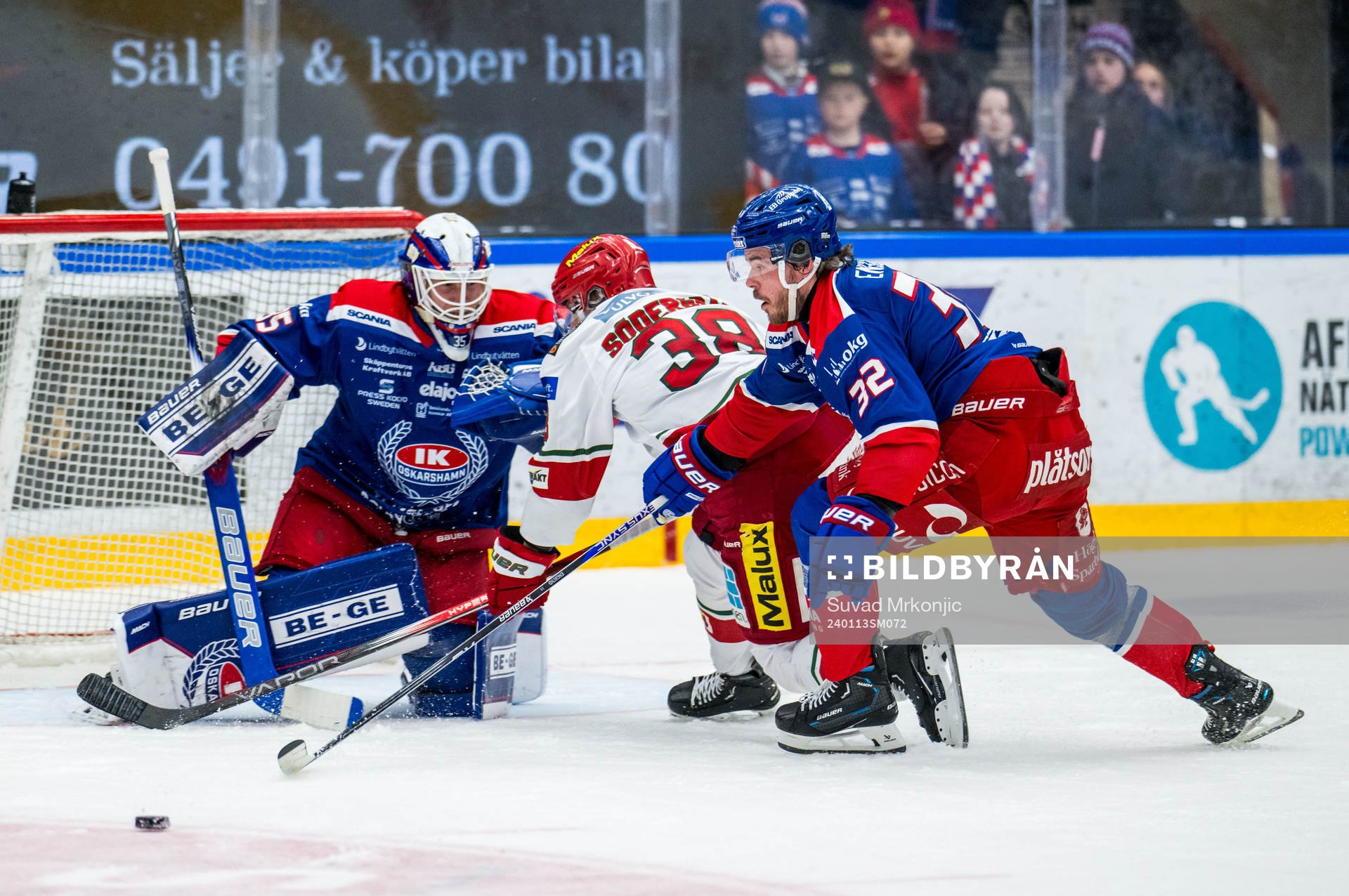Oskarshamns målvakt Emil Kruse och MoDos Johan Södergran