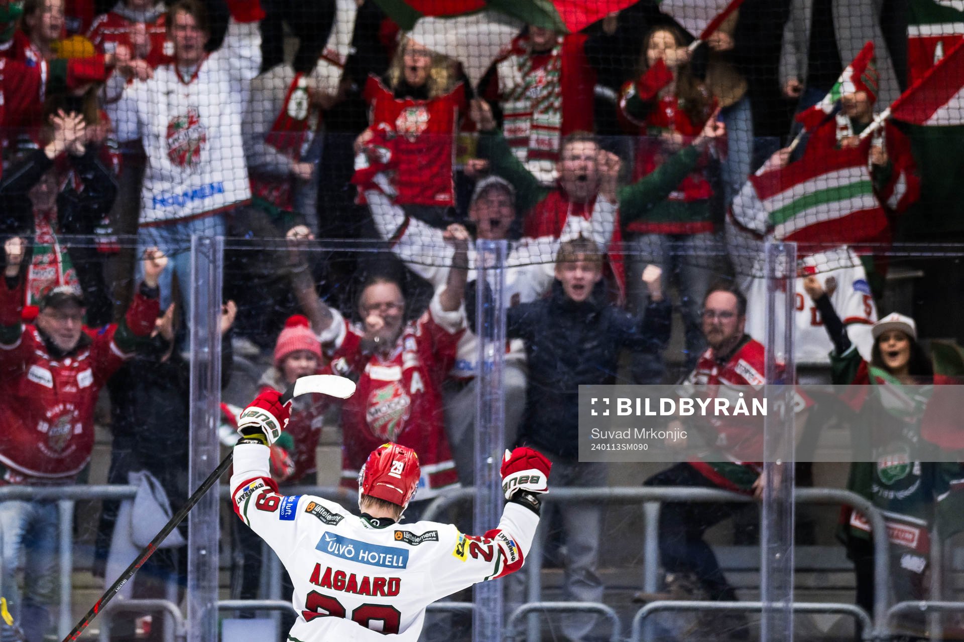 MoDos Mikkel Aagaard jublar mot supportrar