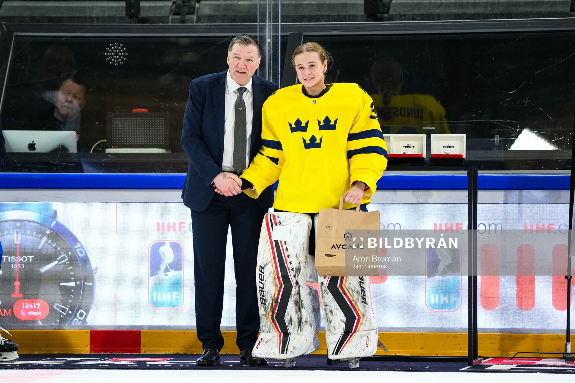 Team manager Hasse Edlund and goaltender Lovisa Lundström