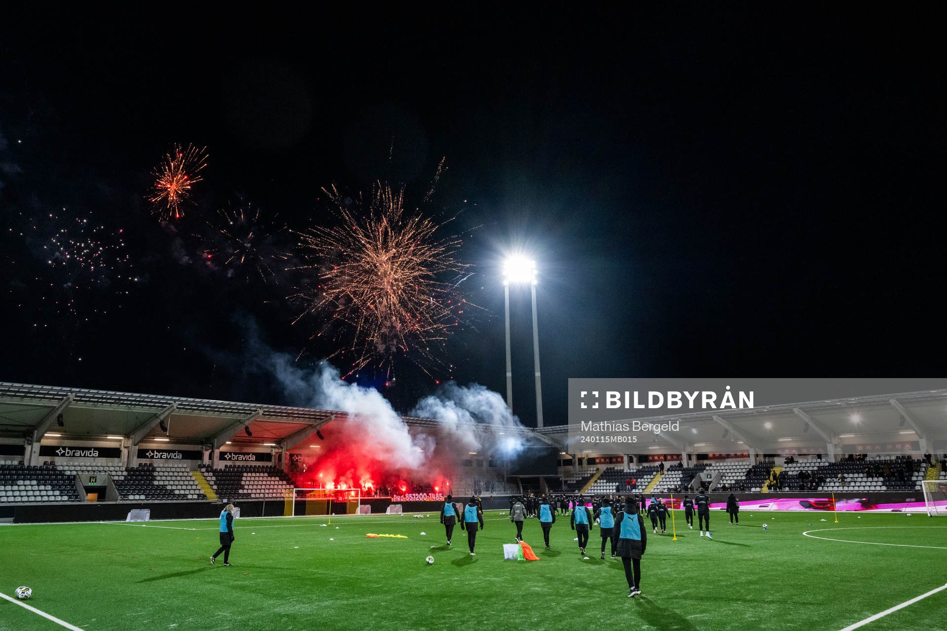 Fyrverkerier och pyroteknik när spelarna gör entré