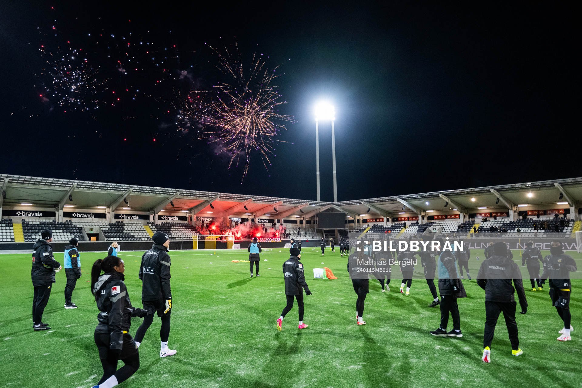Fyrverkerier och pyroteknik när spelarna gör entré