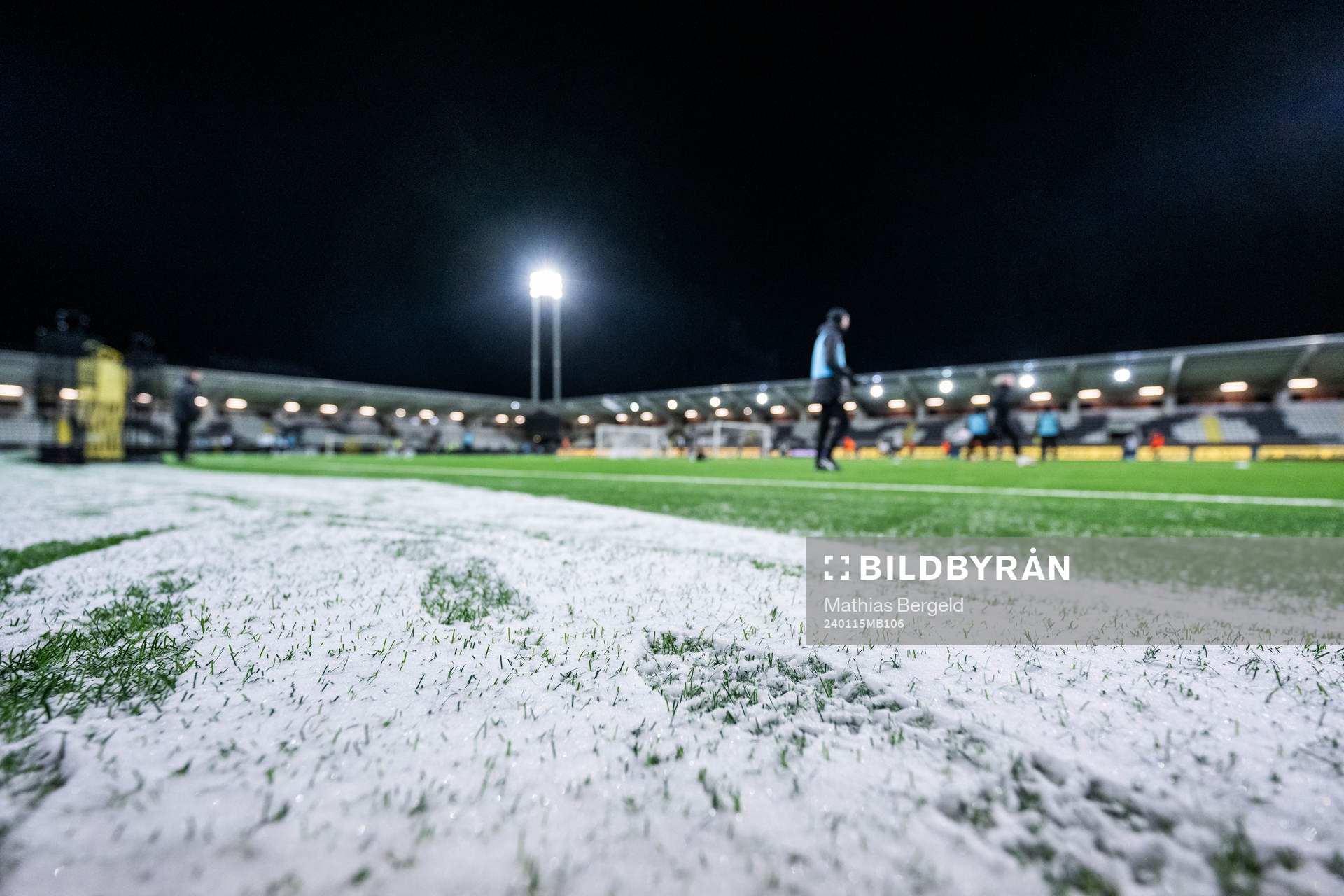 Snö bredvid planen