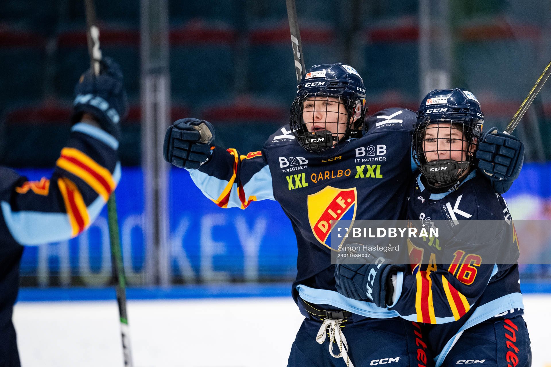Djurgårdens Anneke Linser och Madeline Posick jublar