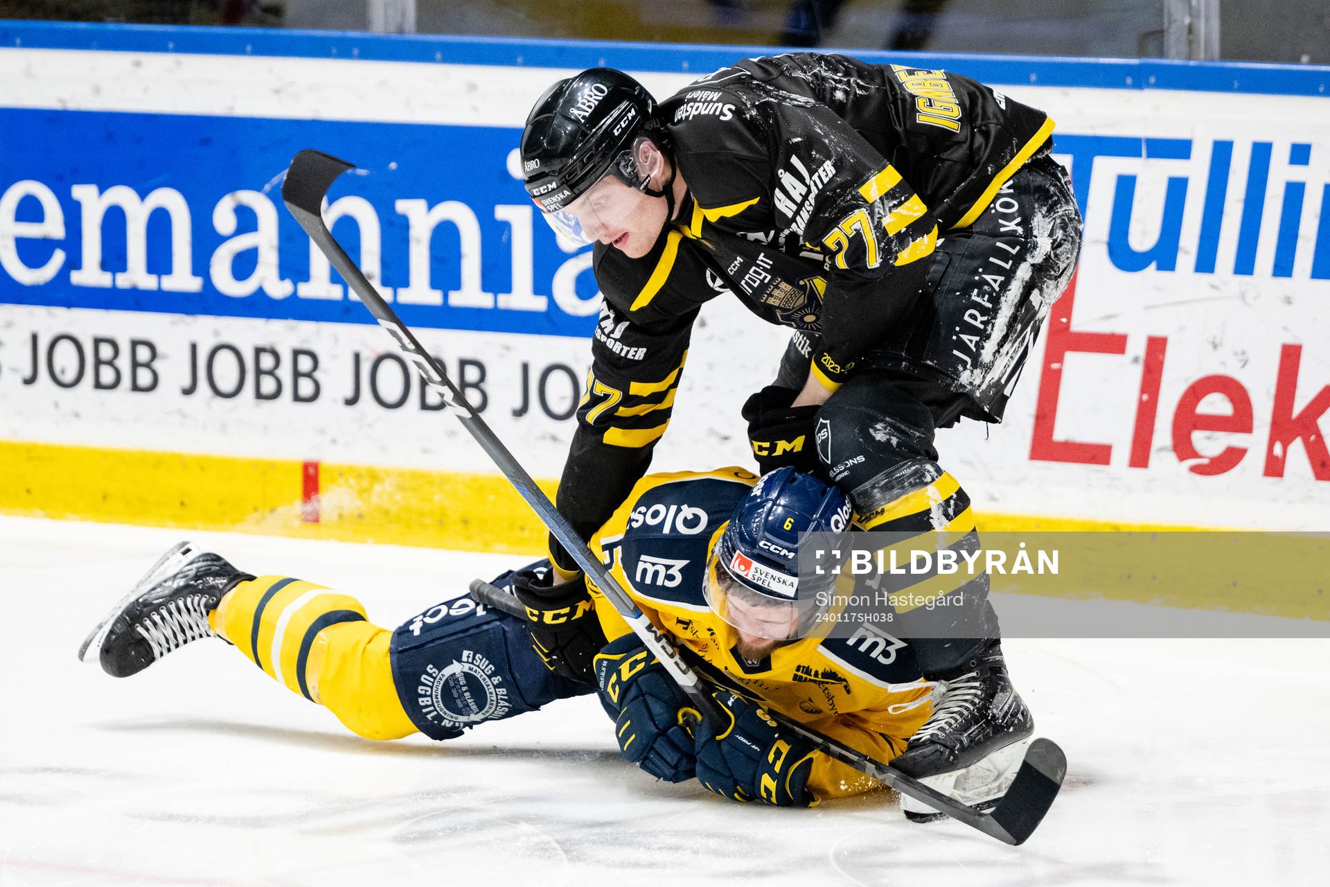 Södertäljes Olli Vainio och AIKs William Ignberg Nilsson