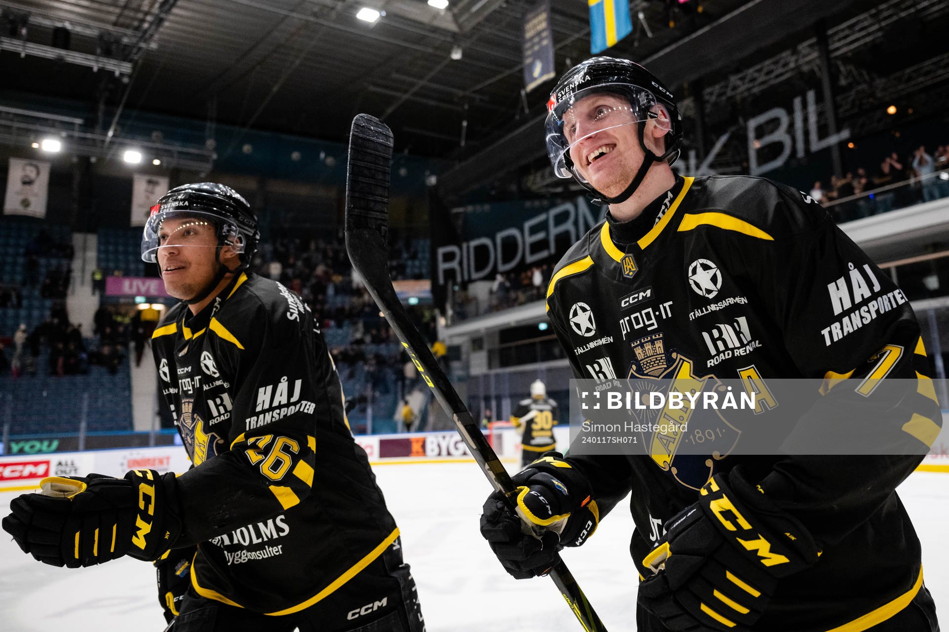 AIKs Oscar Nord och Filip Windlert  jublar