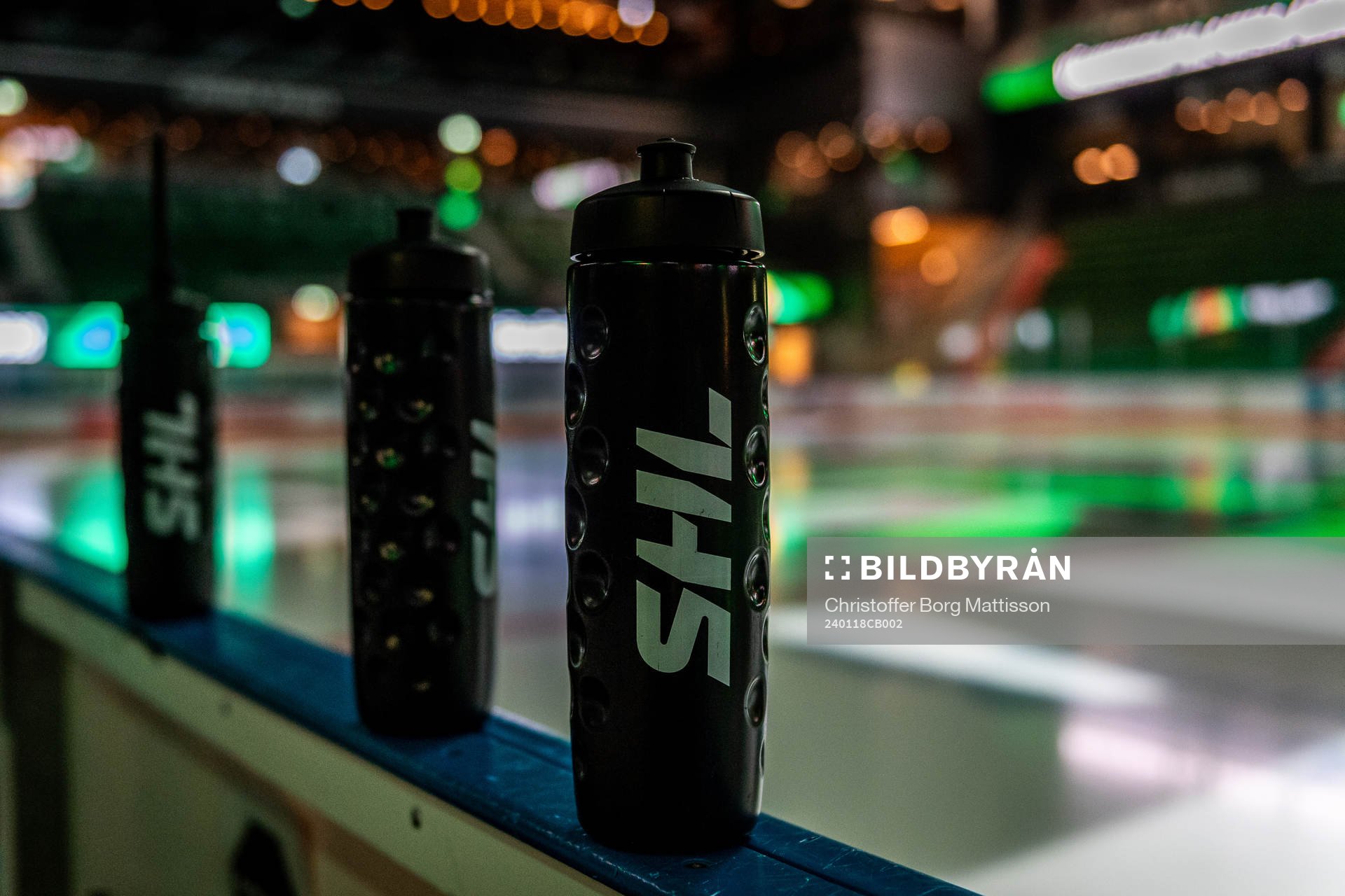 Vattenflaskor med SHL-logotype på