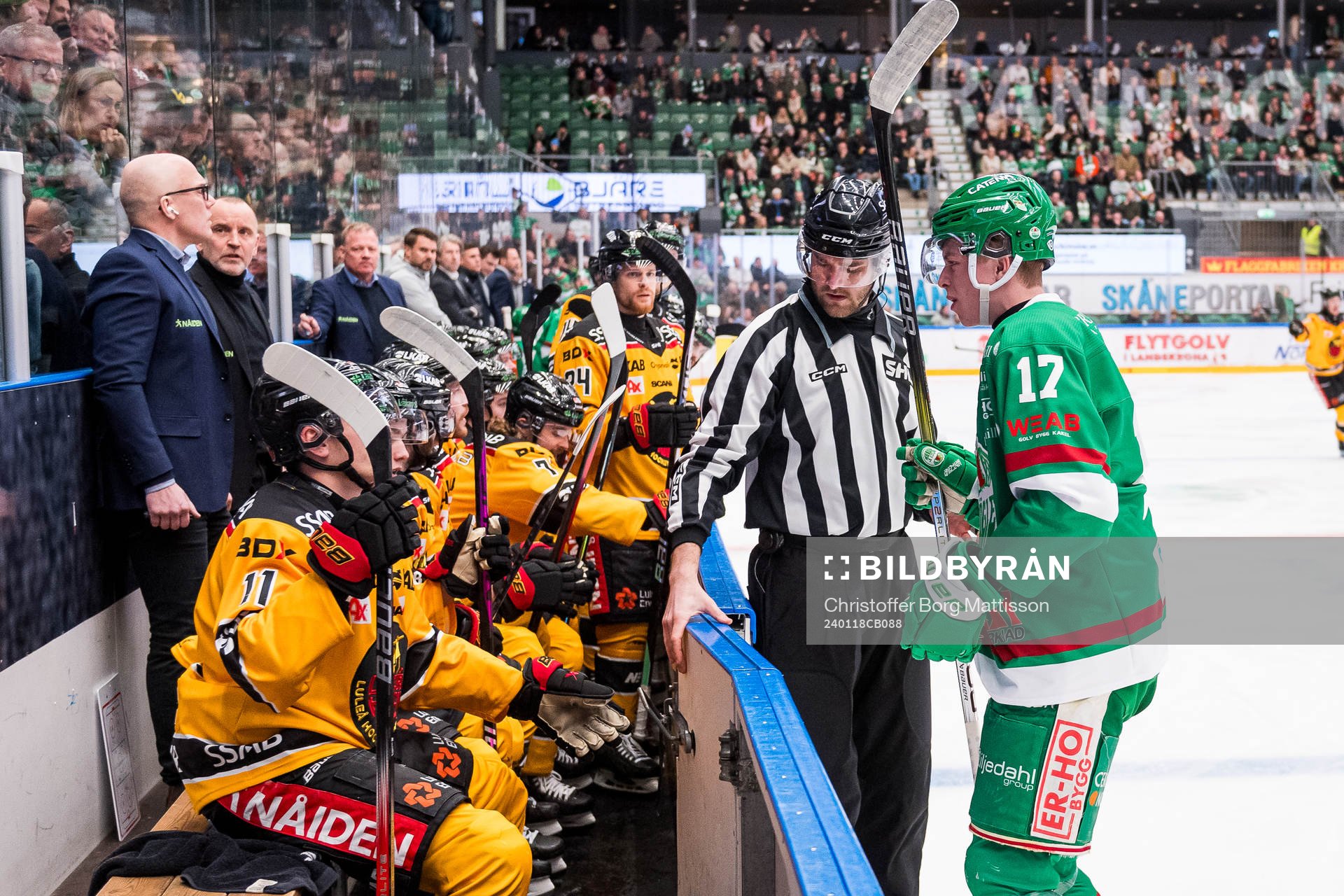 Rögles Simon Zether i en situation med Luleås spelarbänk