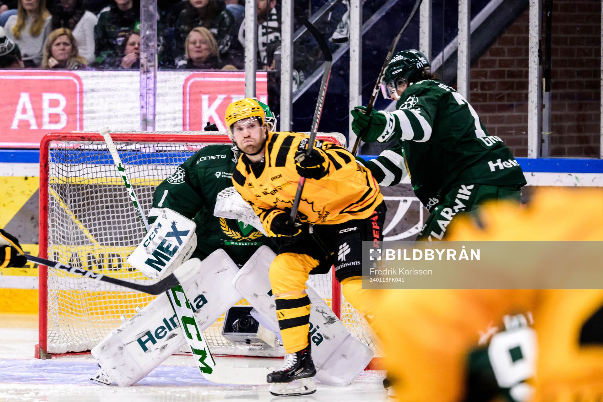 Skellefteås Oscar Lindberg styr in en puck som döms bort