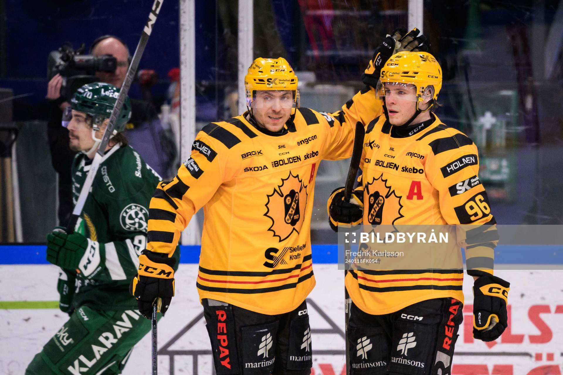 Skellefteås Pär Lindholm och Rickard Hugg jublar