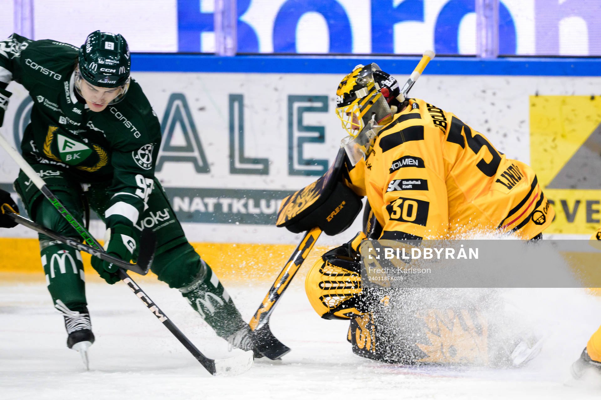 Färjestads Liam Öhgren och Skellefteås målvakt Gustaf