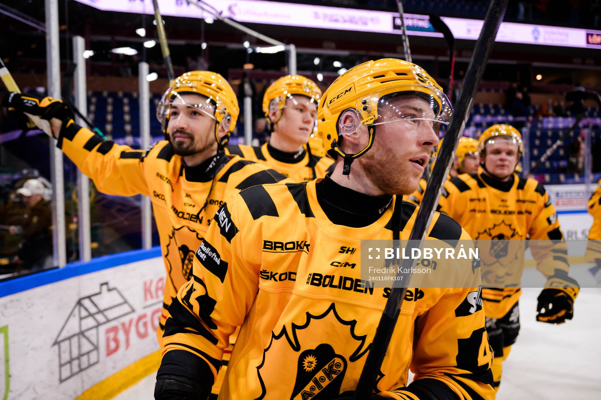 Skellefteås Dylan Sikura och Filip Sandberg jublar