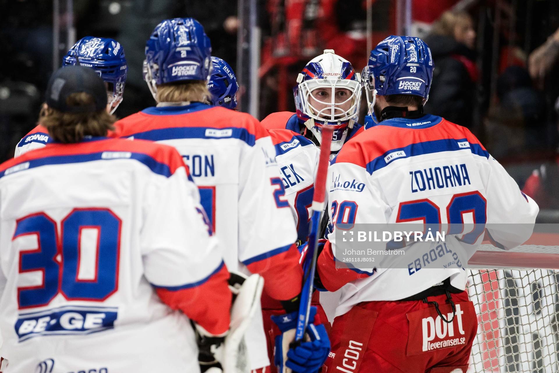 Oskarshamns spelare jublar hos målvakt Emil Kruse