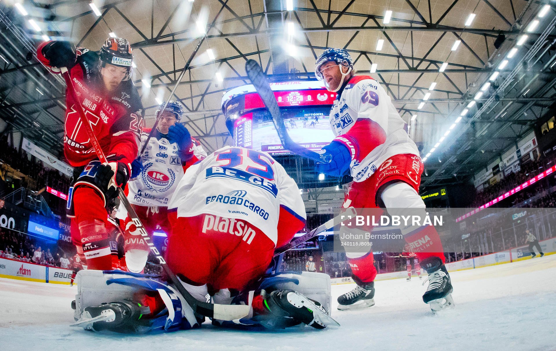 Örebros Hannes Björninen och Oskarshamns målvakt Emil