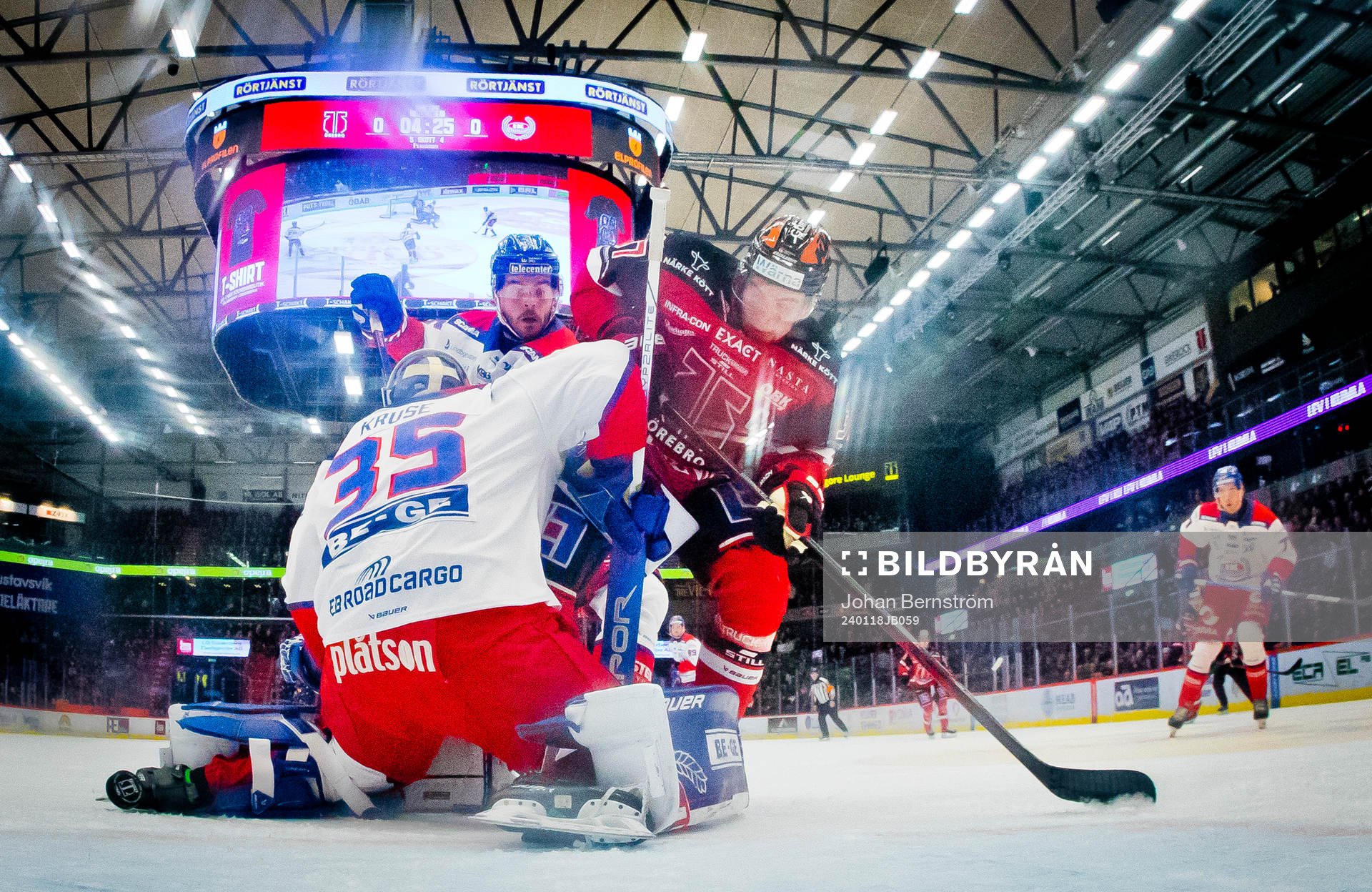 Oskarshamns målvakt Emil Kruse och Örebros Glenn