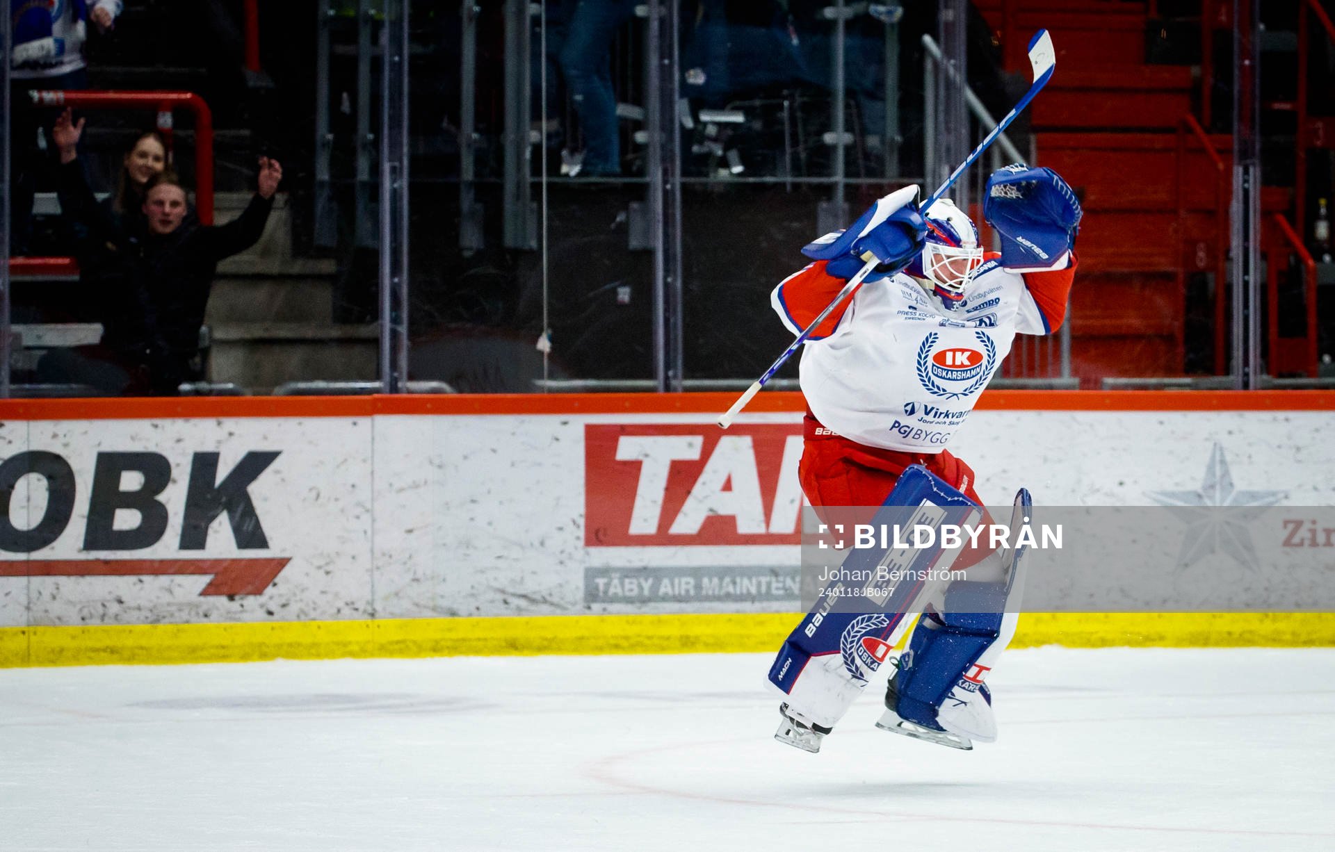 Oskarshamns målvakt Emil Kruse jublar