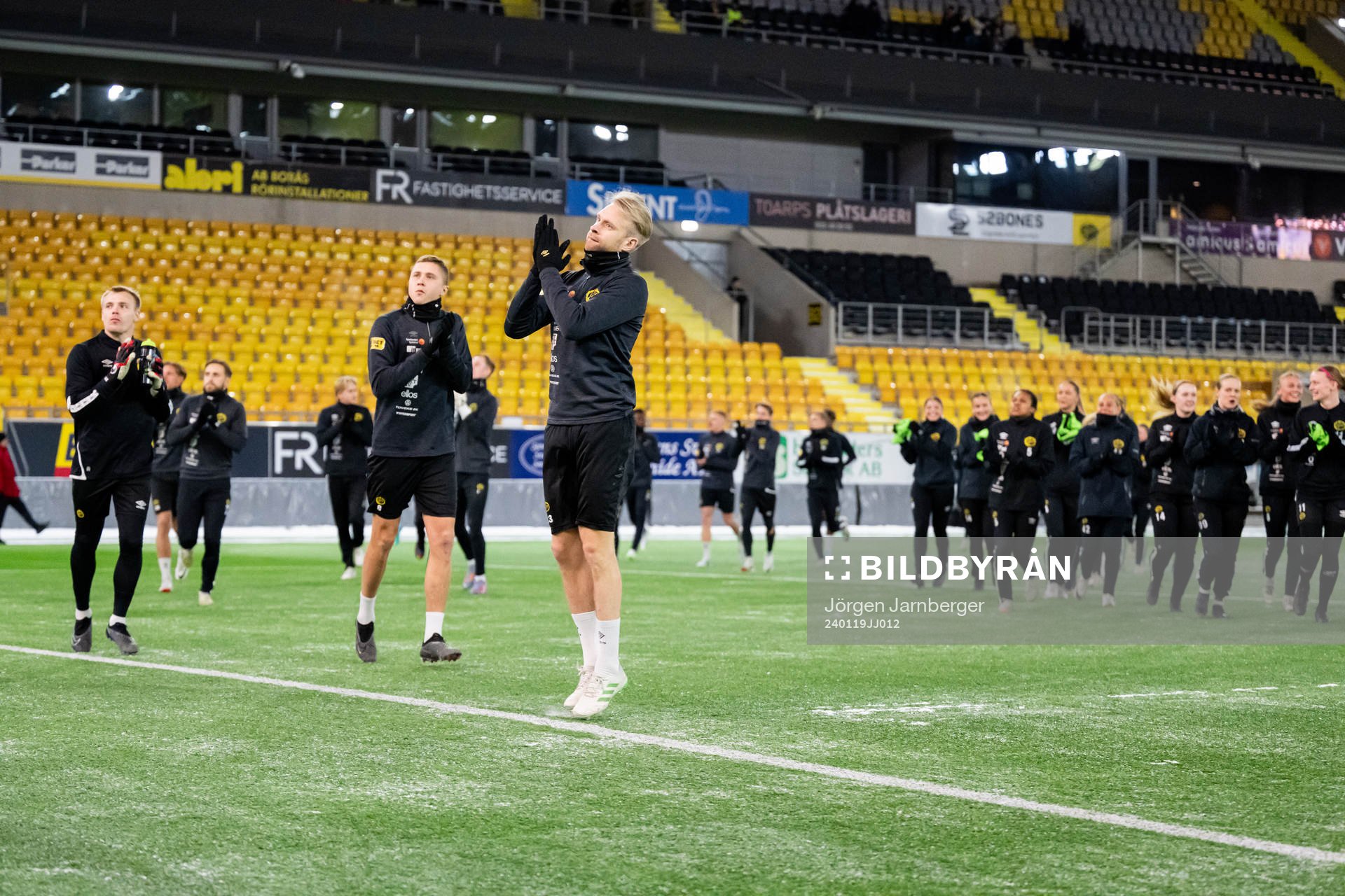 Spelarna applåderar tillresta supportrar innan en gemensam