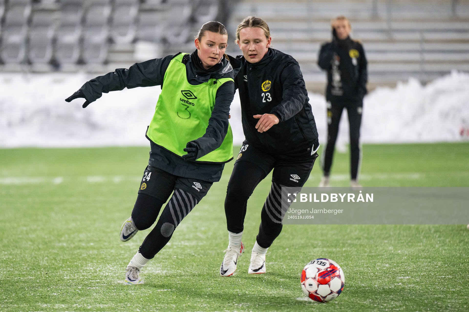 Ida Backlund och Ellen Backlund under en gemensam träning med Elfsborgs dam- och herrlag den 19 januari 2024 i Borås. 