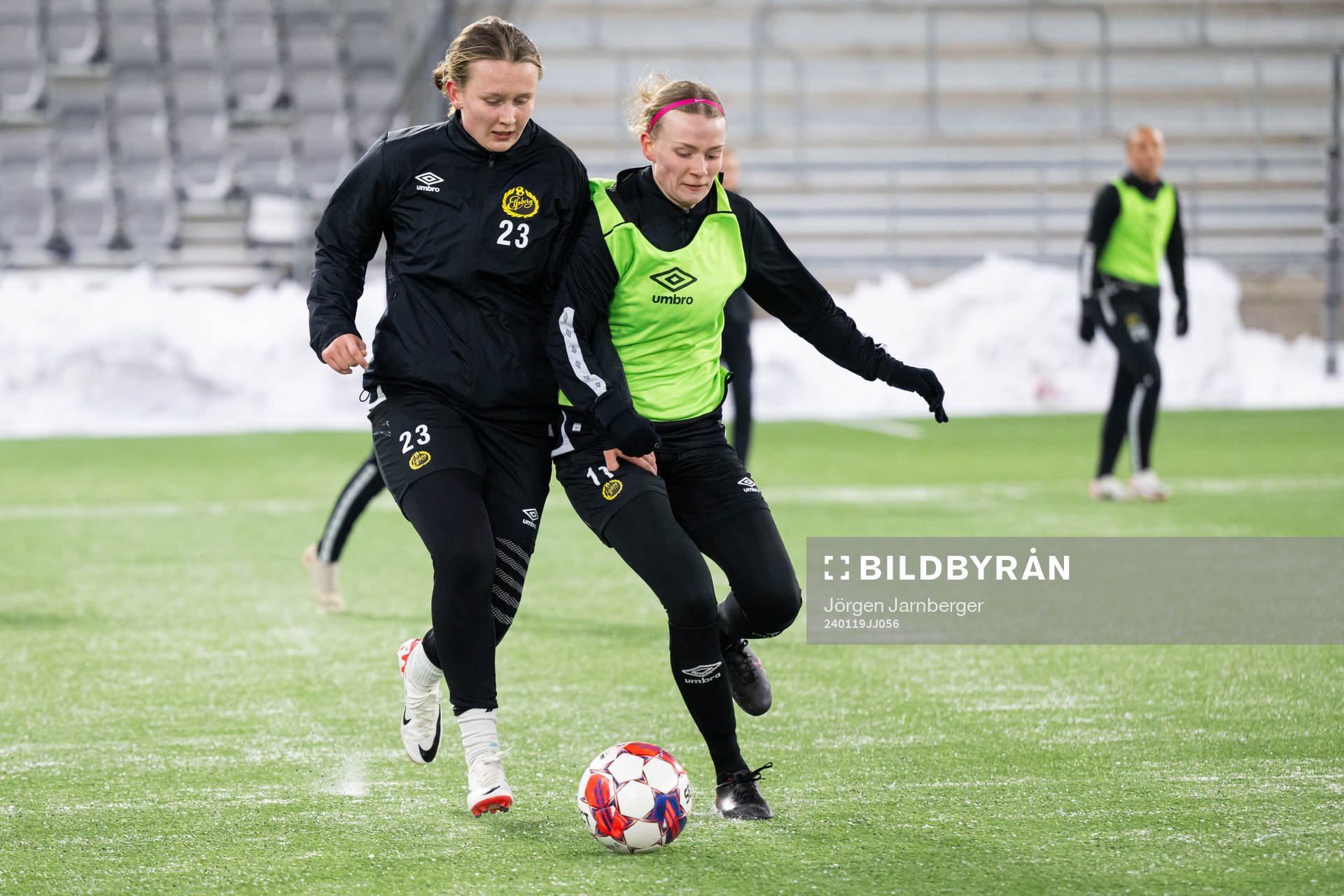Ellen Backlund och Leann Nyström under en gemensam träning med Elfsborgs dam- och herrlag den 19 januari 2024 i Borås. 