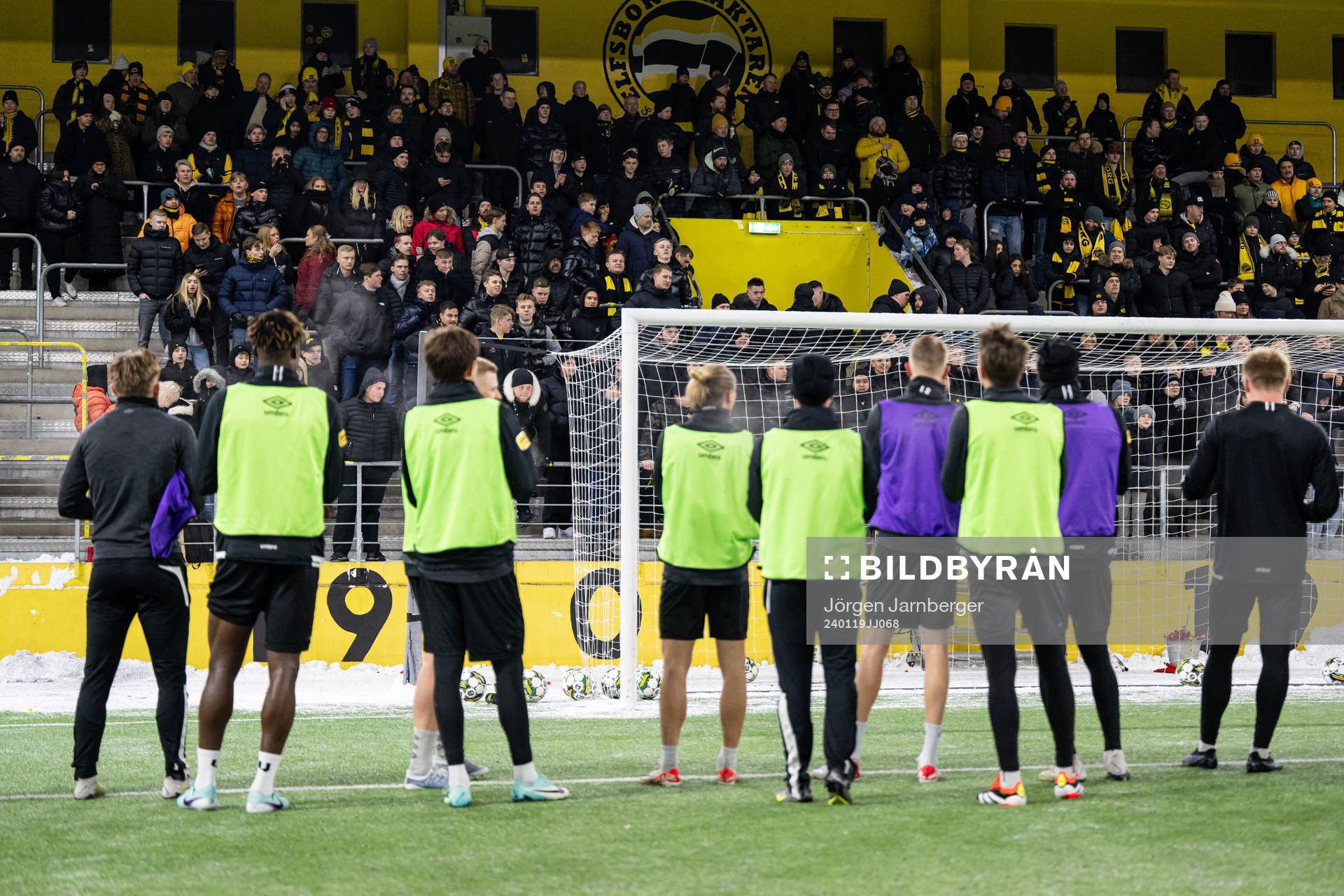 Spelarna tackar supportrarna