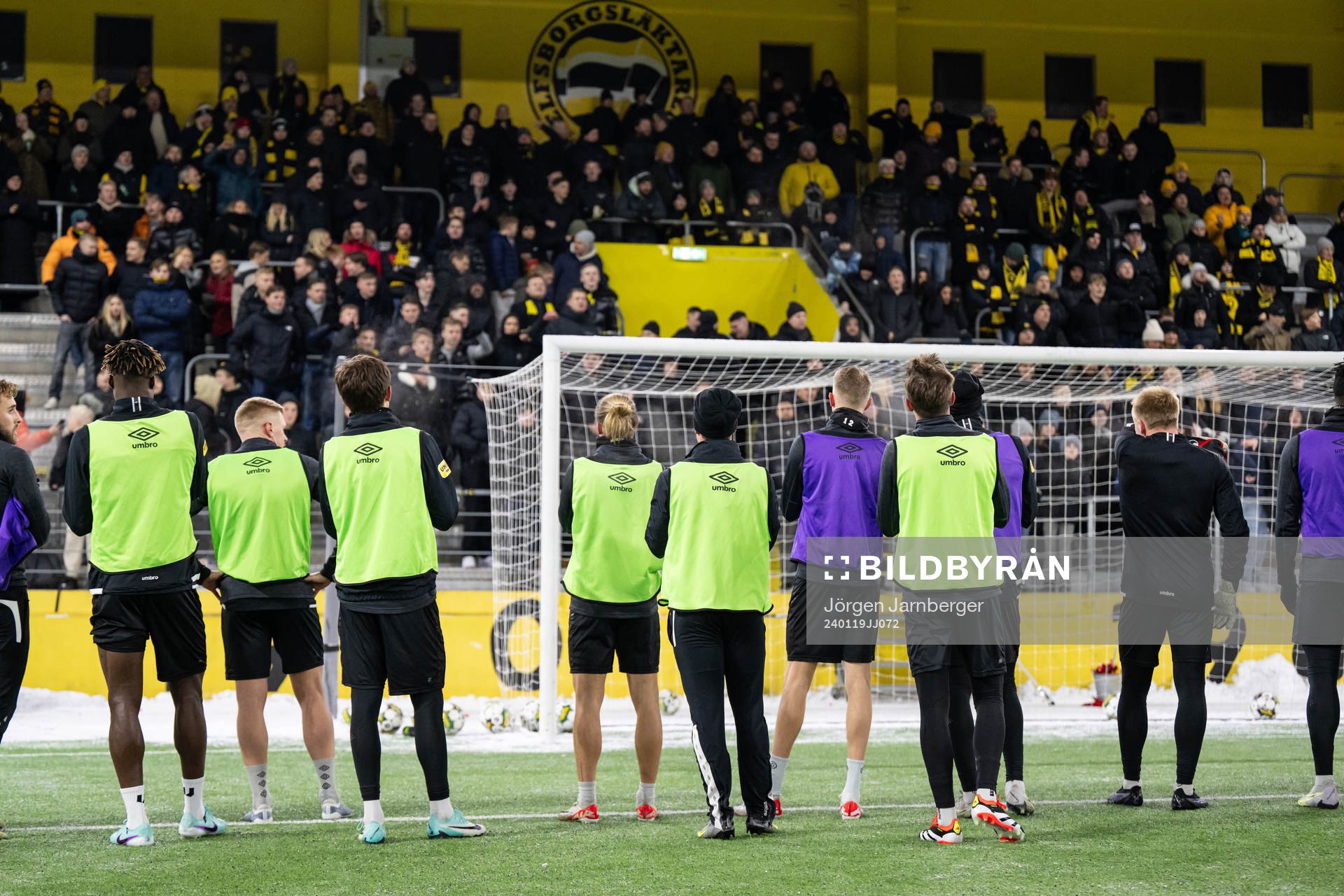 Spelarna tackar supportrarna