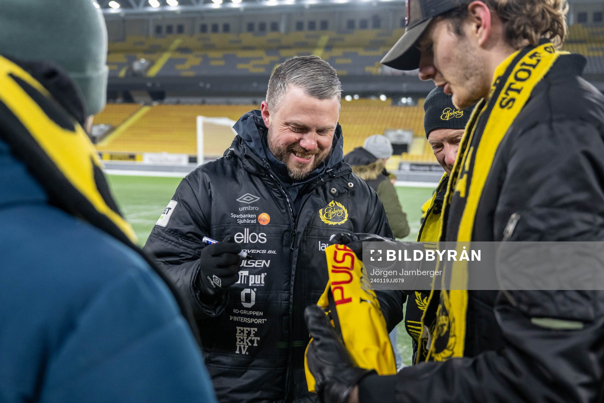 Manager Jimmy Thelin med supportrar