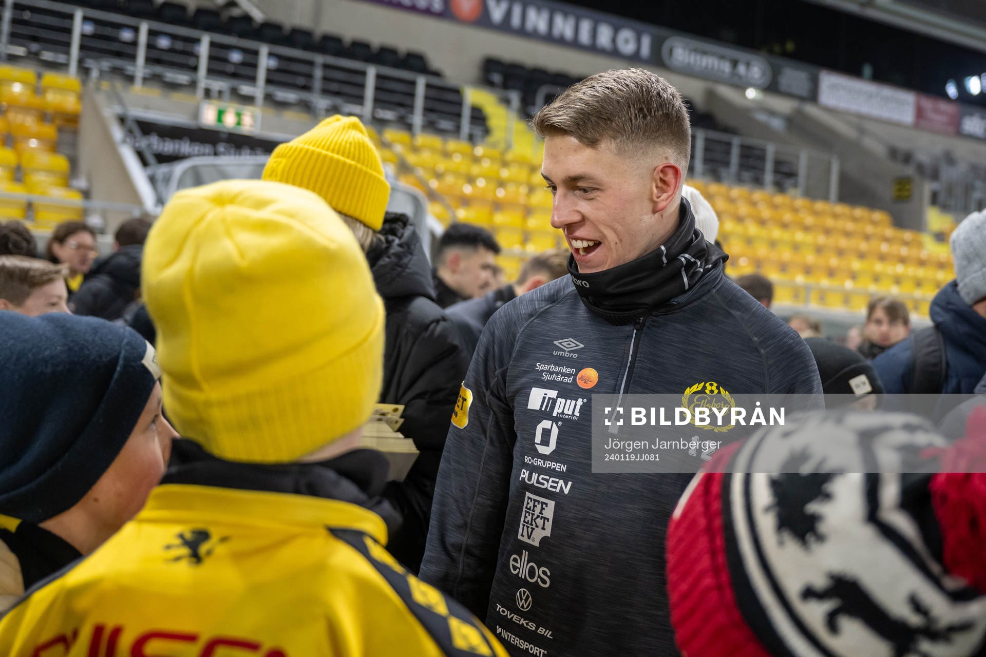 Alexander Bernhardsson minglar med supportrar