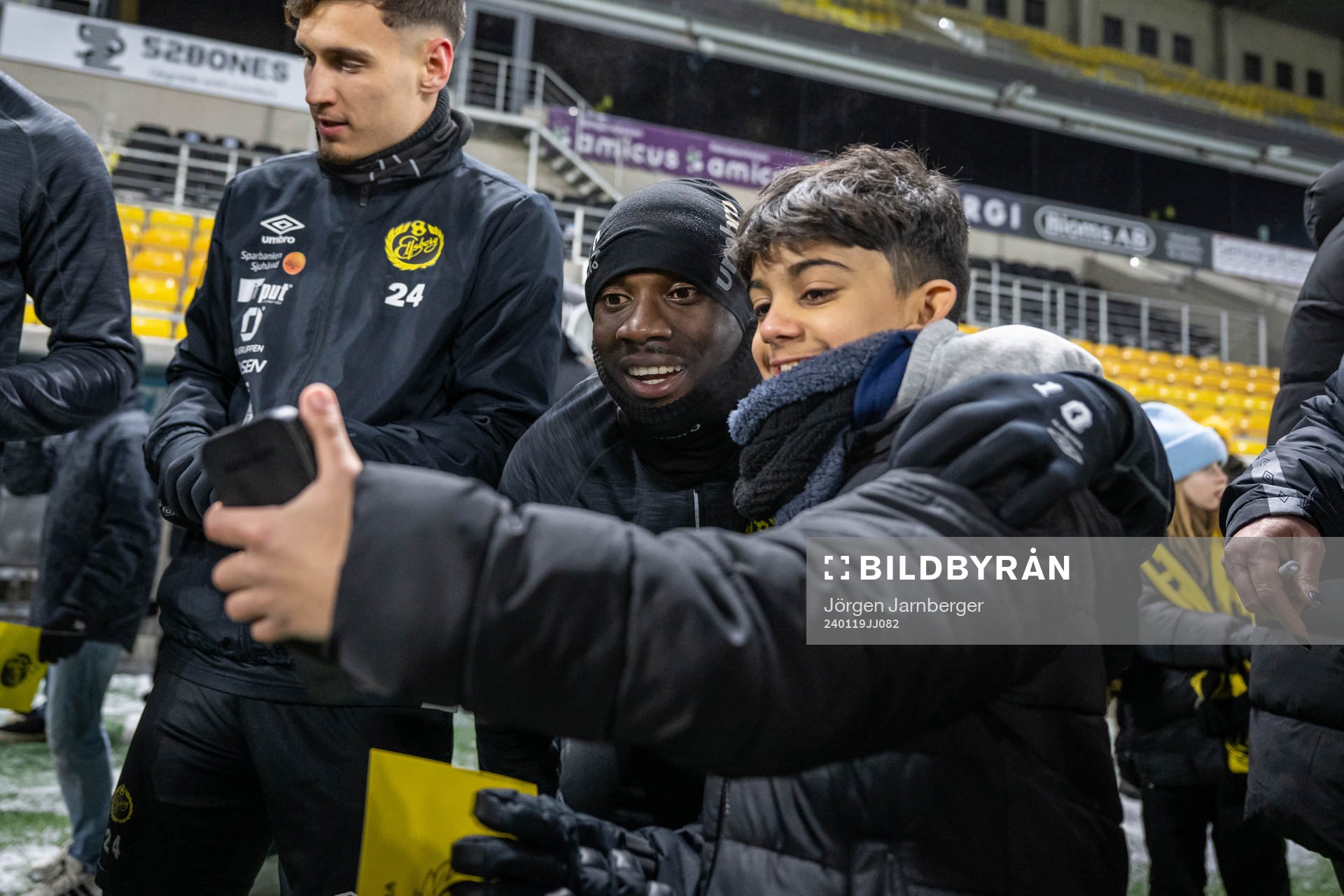 Spelarna minglar med supportrar