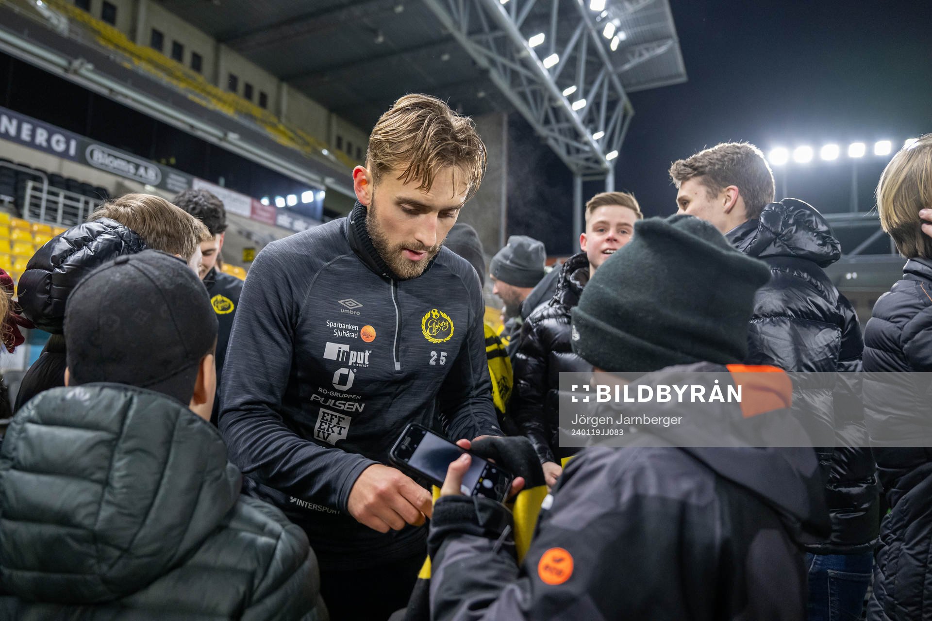 Jack Cooper-Love minglar med supportrar