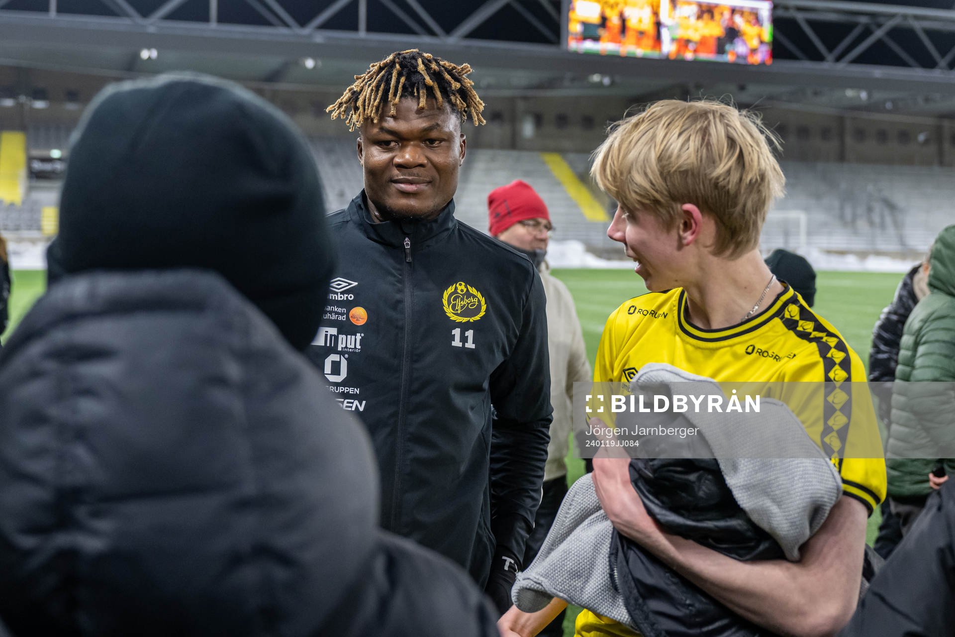 Terry Yegbe minglar med supportrar