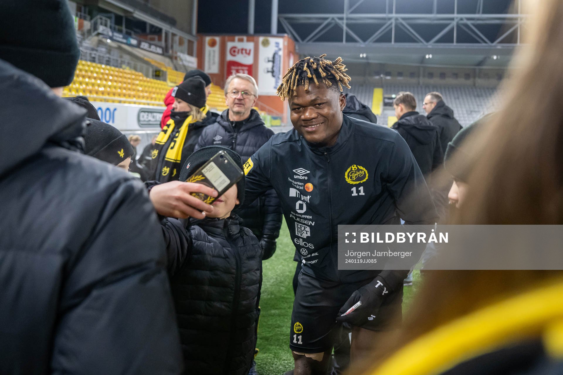 Terry Yegbe minglar med supportrar