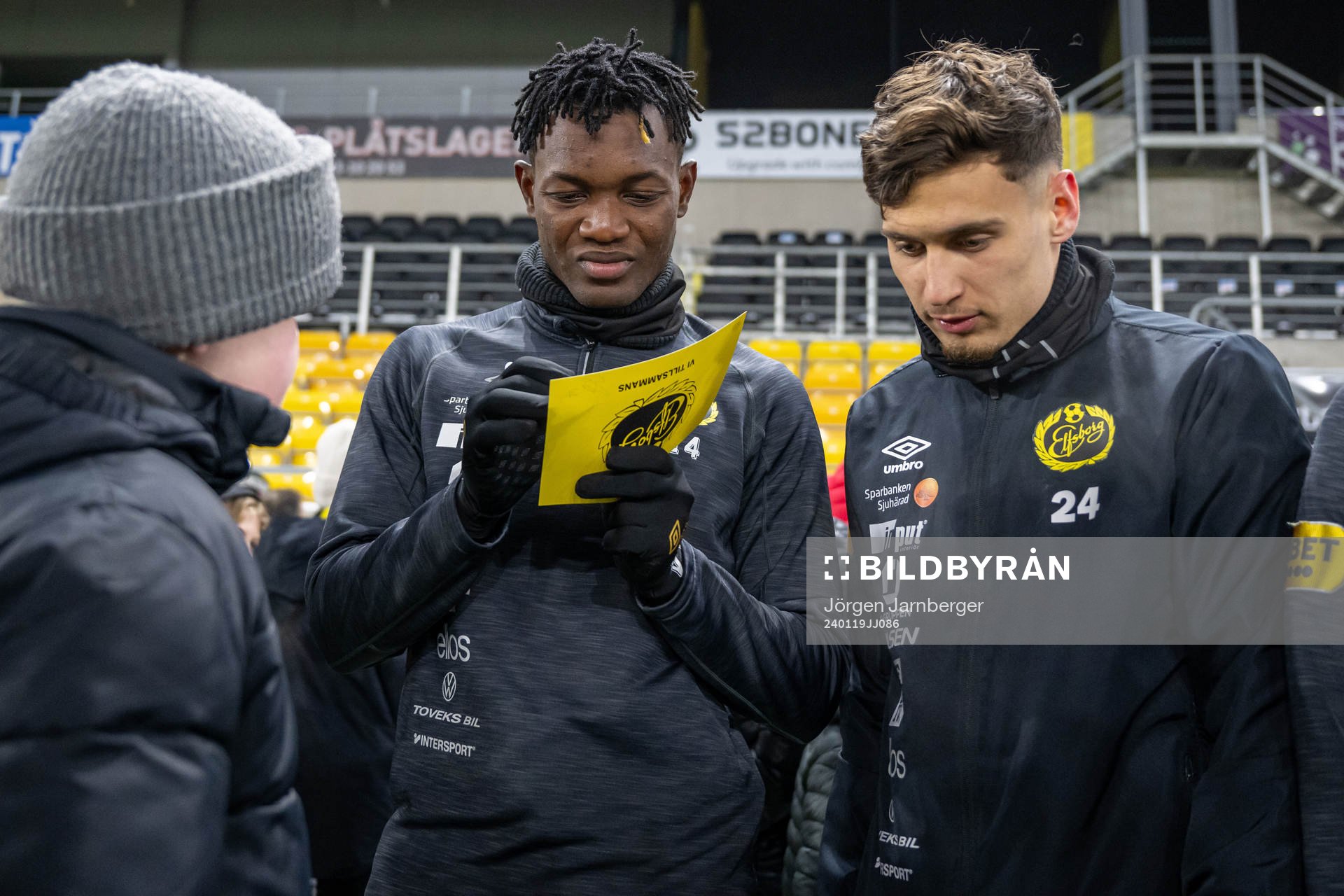 Spelarna minglar med supportrar