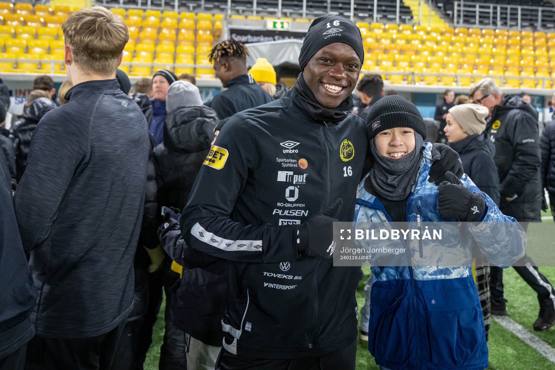 Timothy Noor Ouma med supportrar
