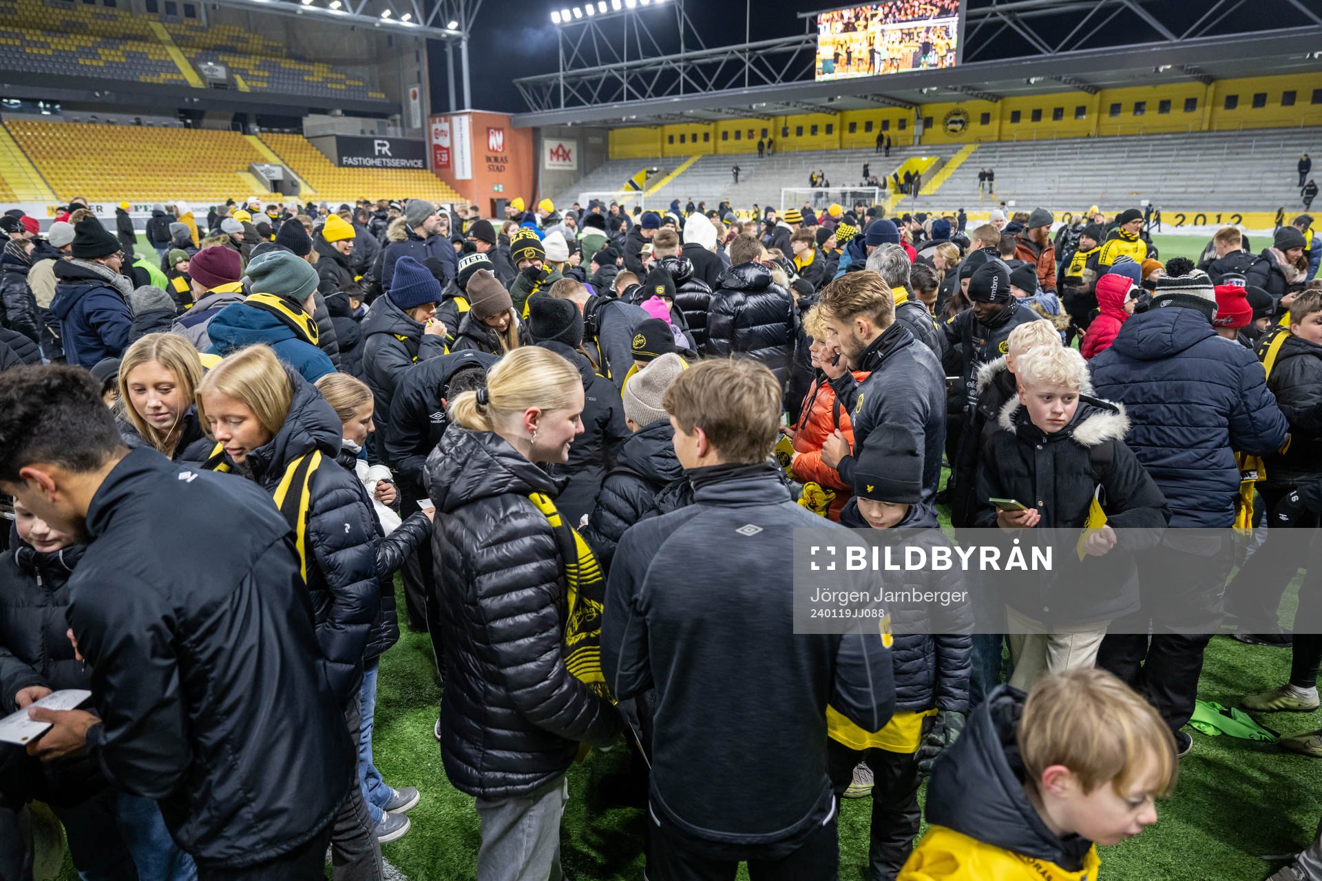 Spelarna minglar med supportrar