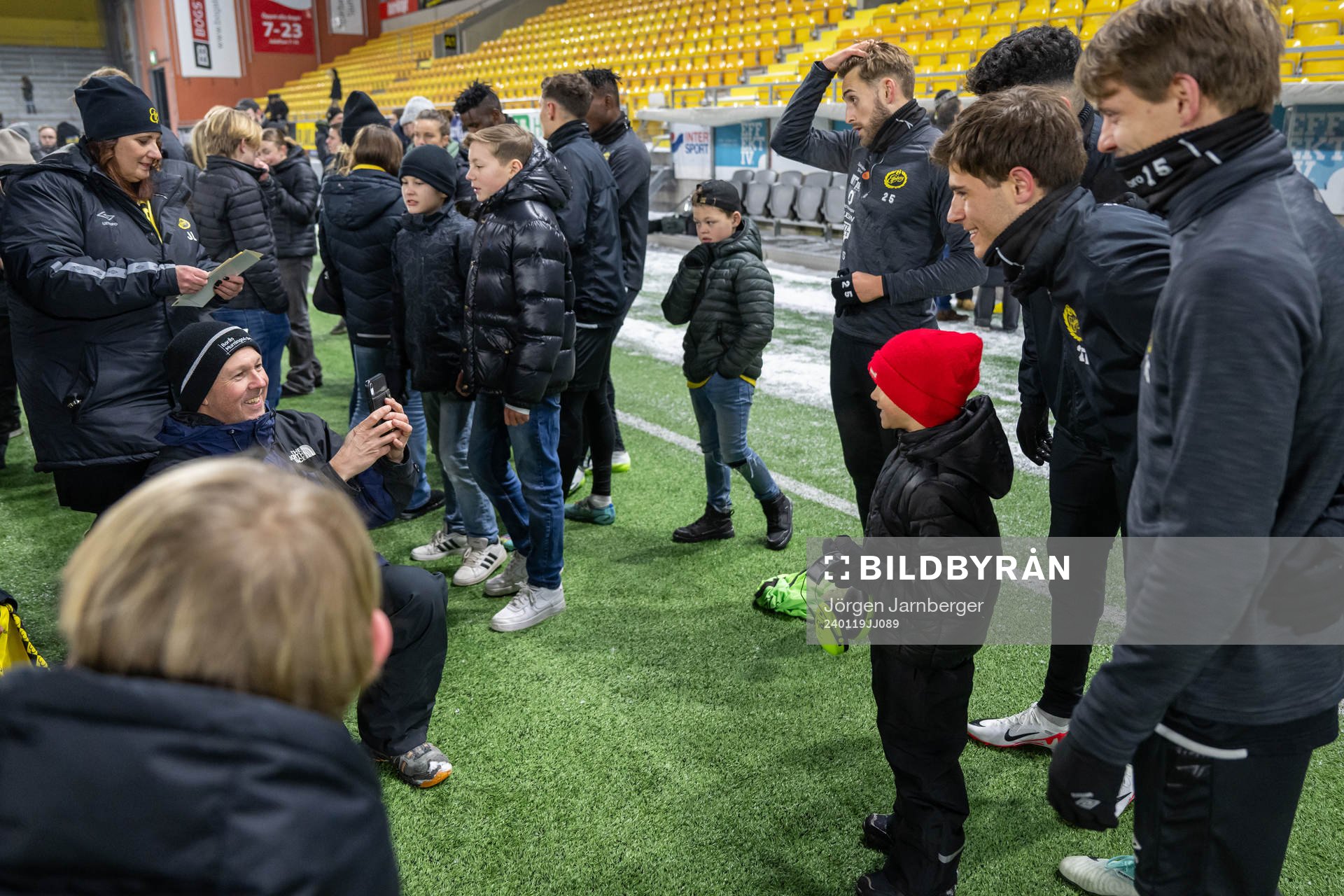 Spelarna minglar med supportrar