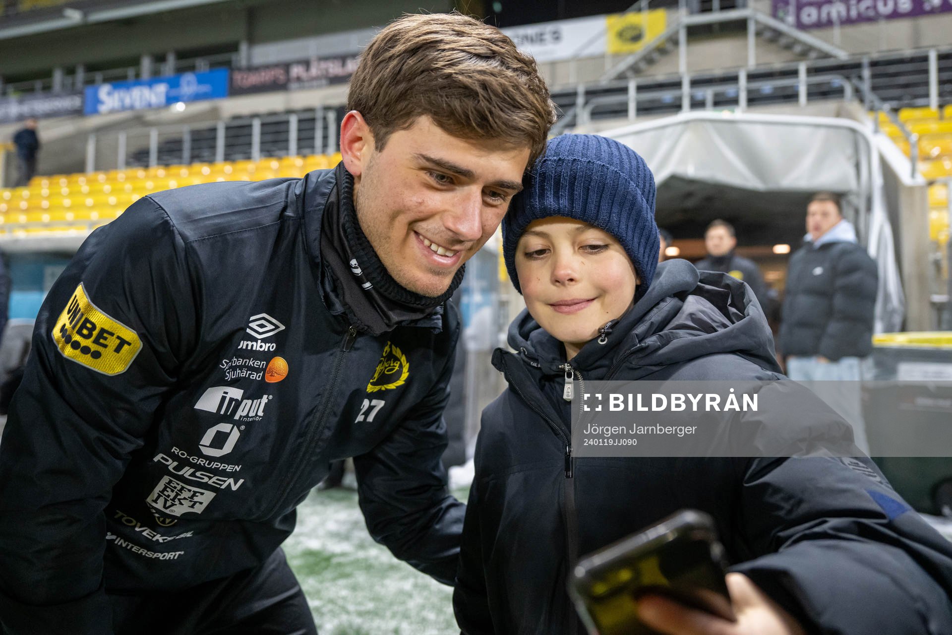 Besfort Zeneli minglar med supportrar
