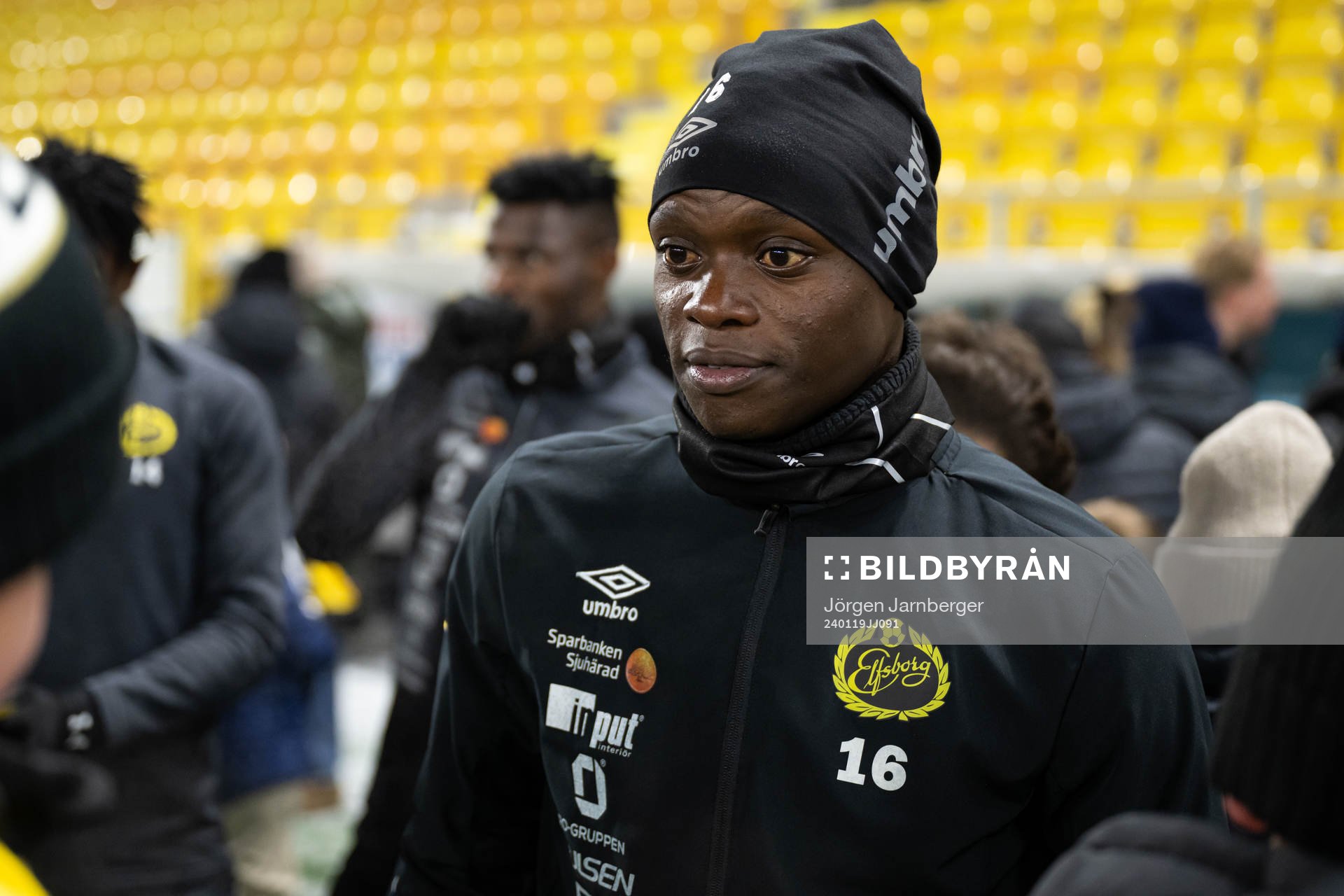Timothy Noor Ouma minglar med supportrar