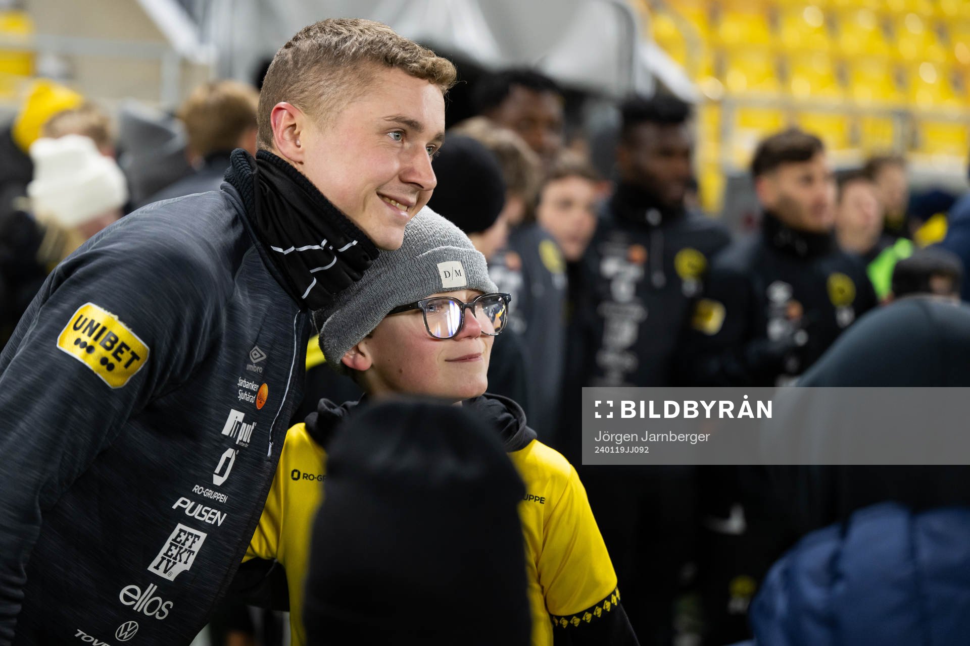 Sebastian Holmen minglar med supportrar