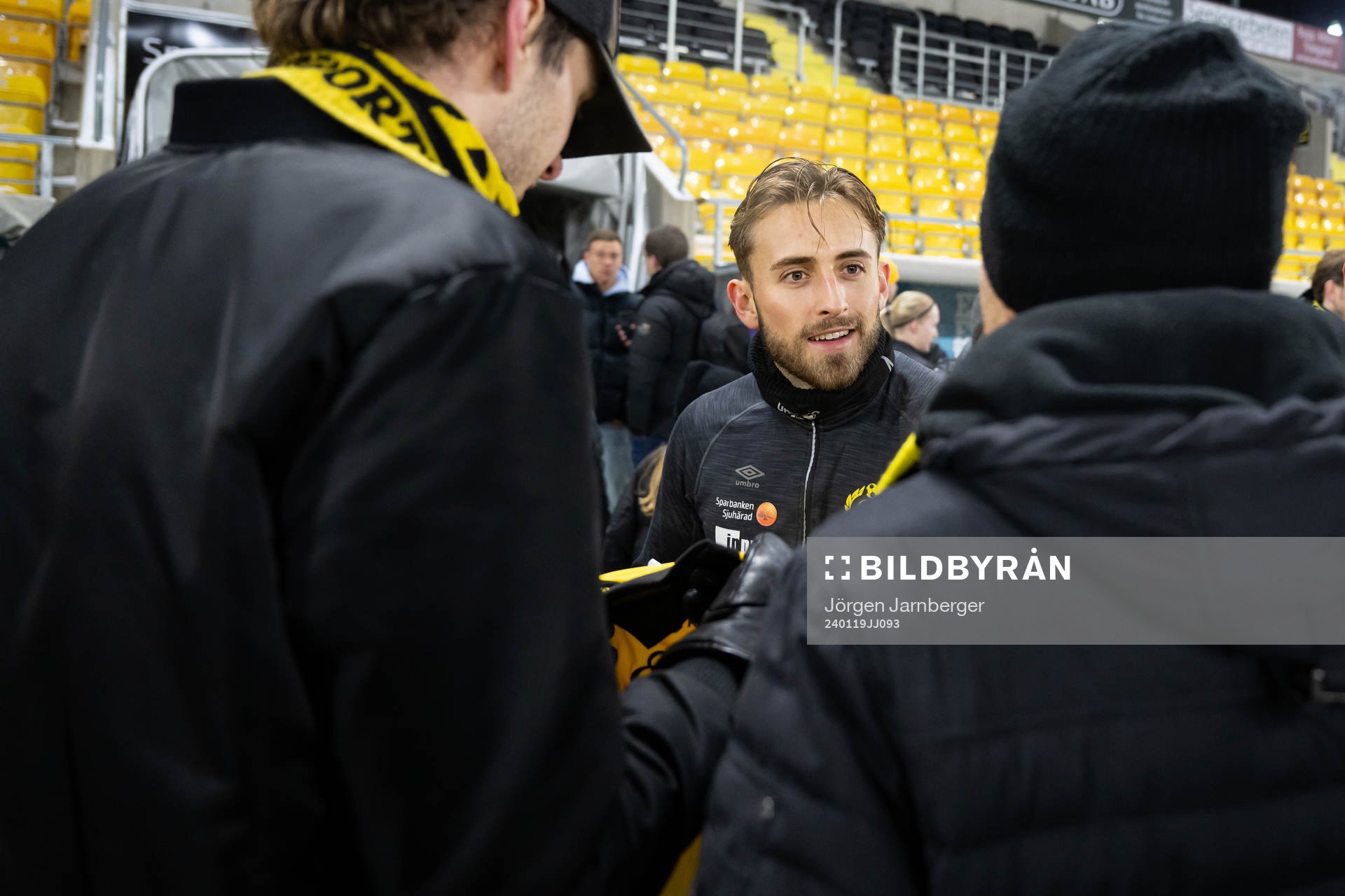 Jack Cooper-Love minglar med supportrar