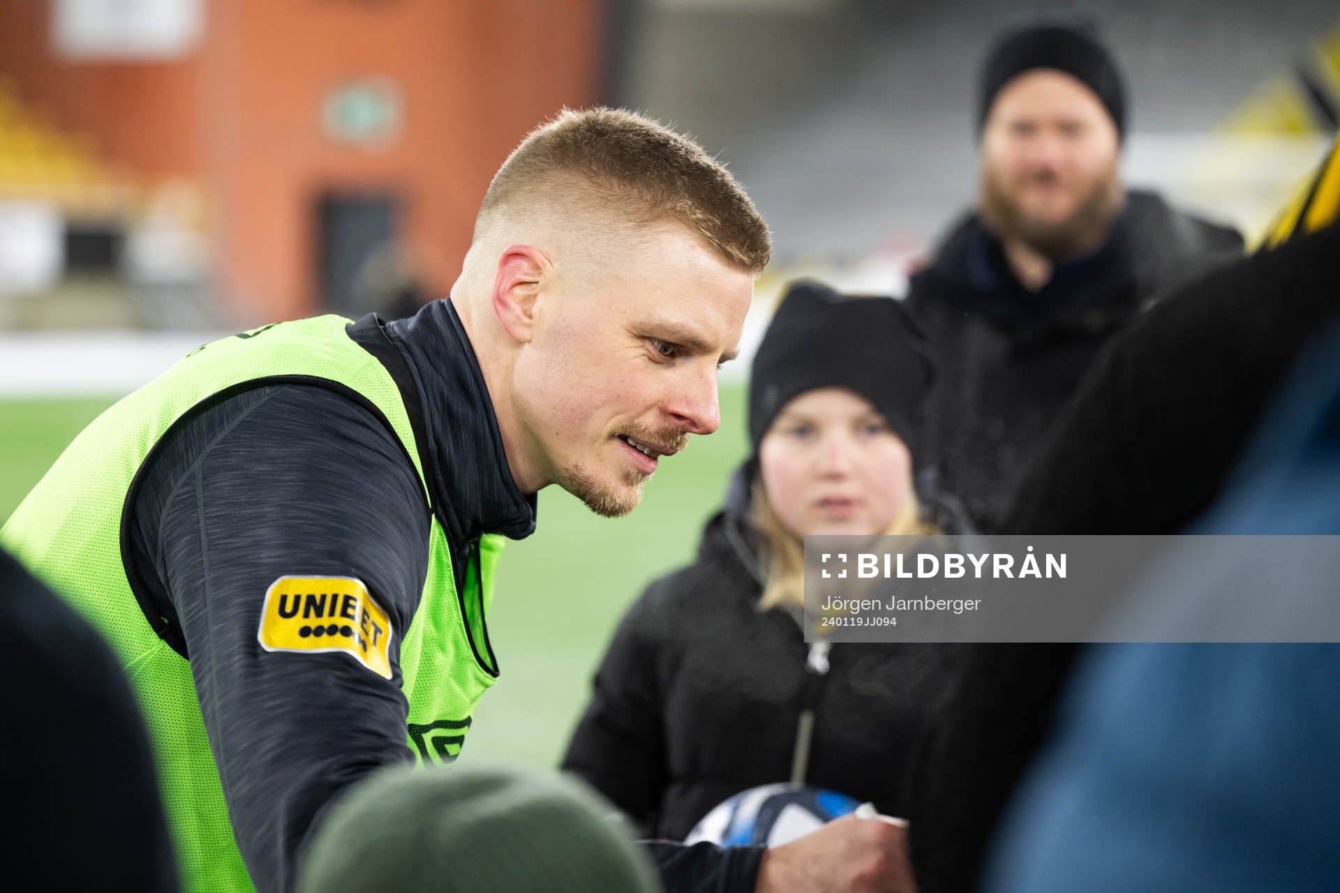 Per Frick minglar med supportrar