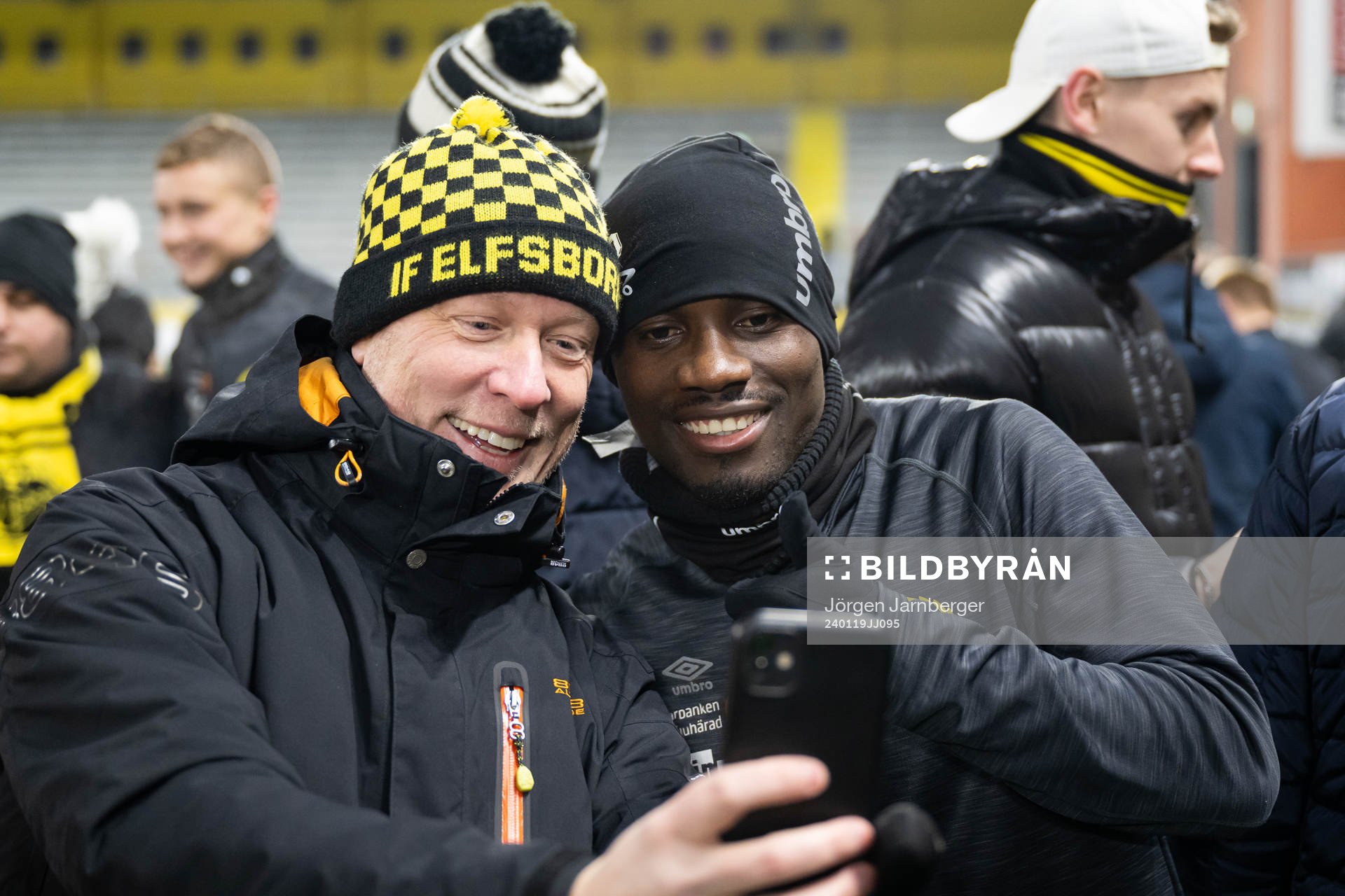 Michael Baidoo minglar med supportrar