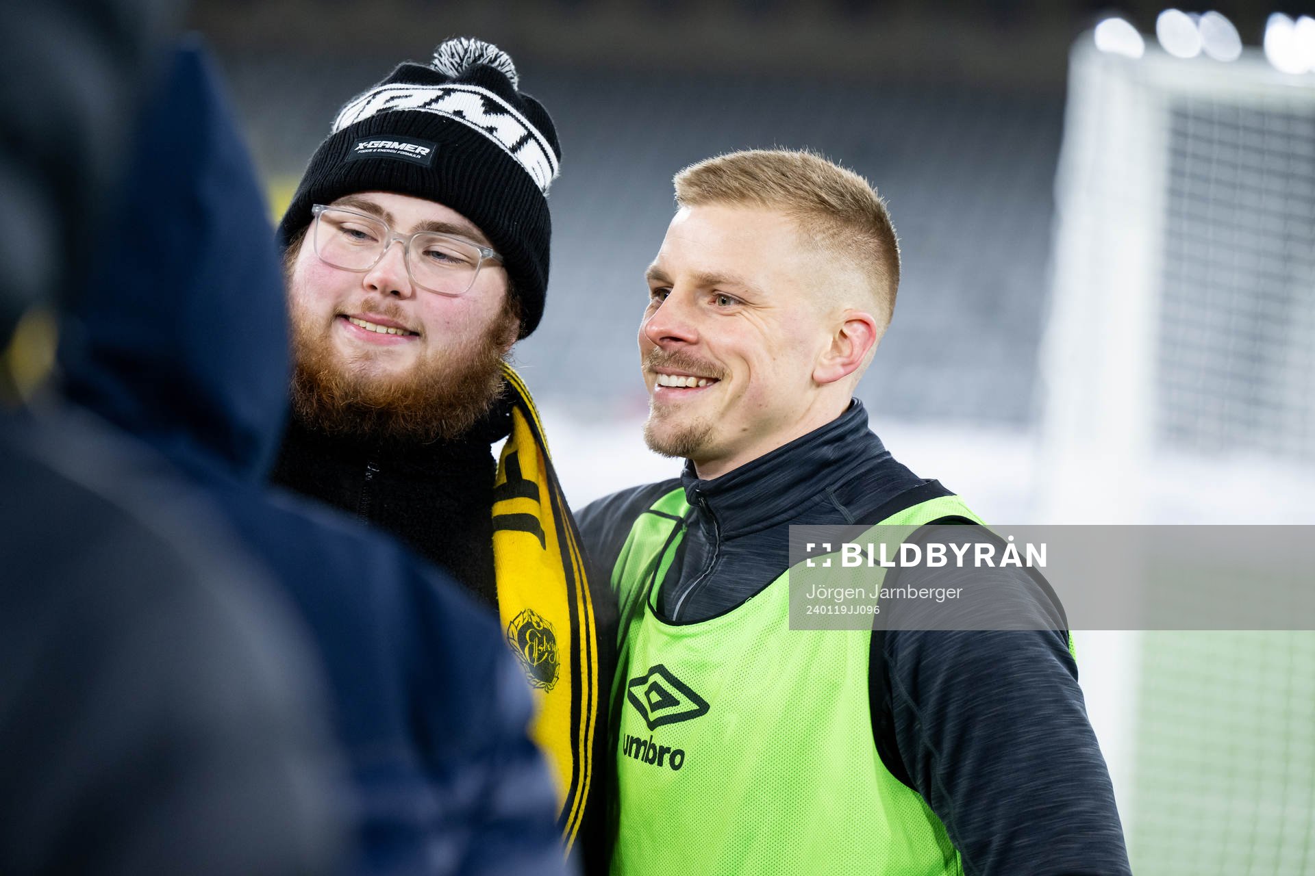 Per Frick minglar med supportrar