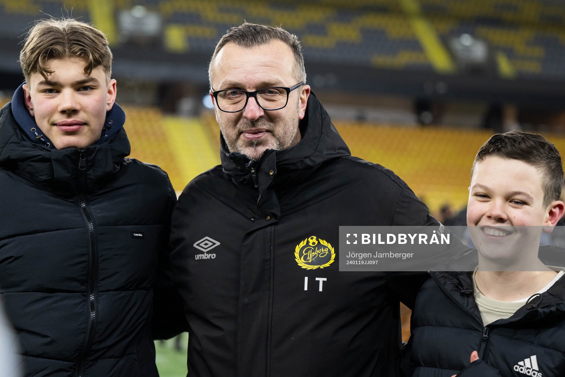 Tränare Ismet Tursic minglar med supportrar